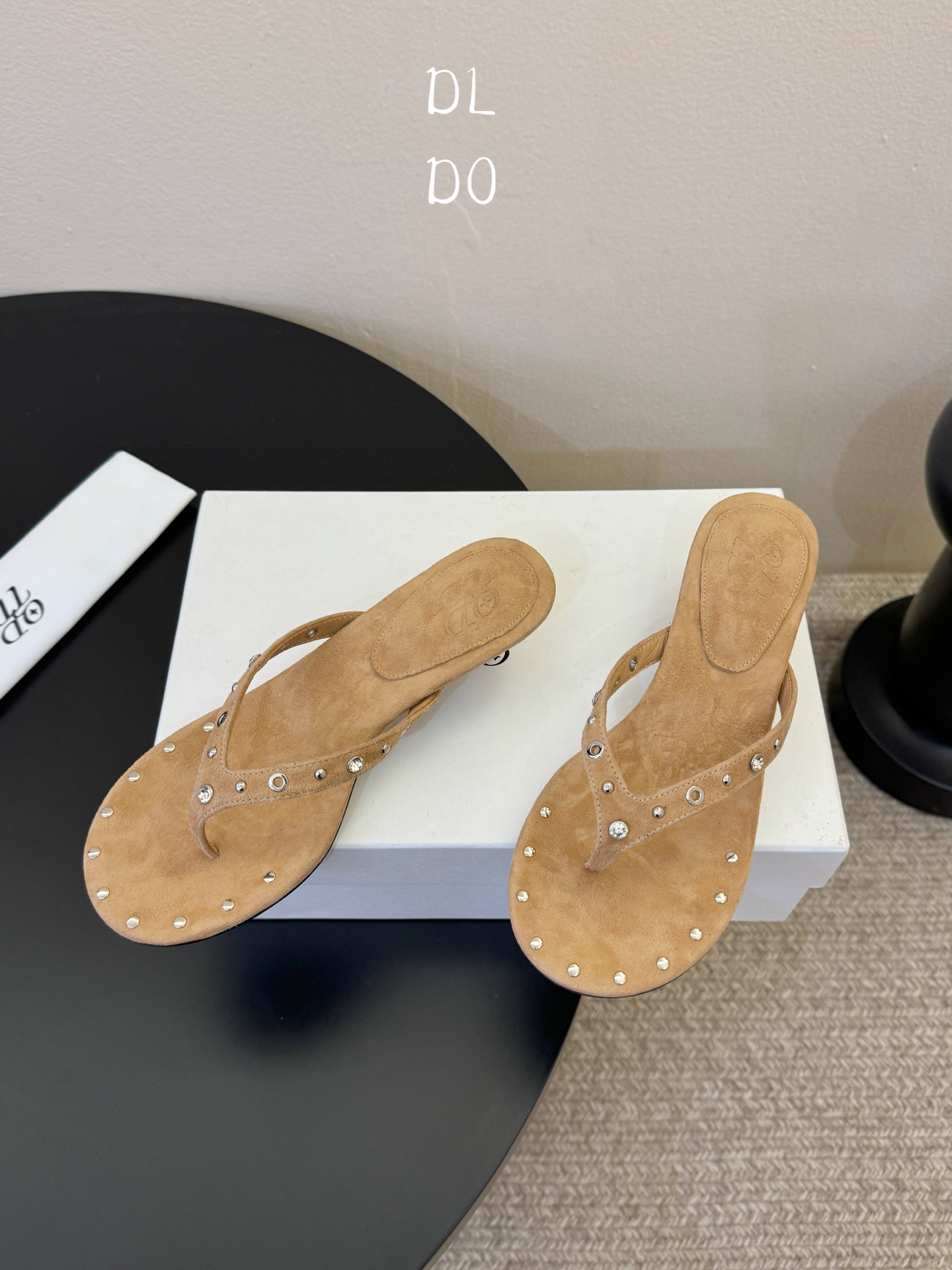 带根ODT*26SS春夏新款铆钉水钻夹脚低跟人字拖经典人字拖型自带松弛感，铆钉+水钻的组合瞬间提升精致度