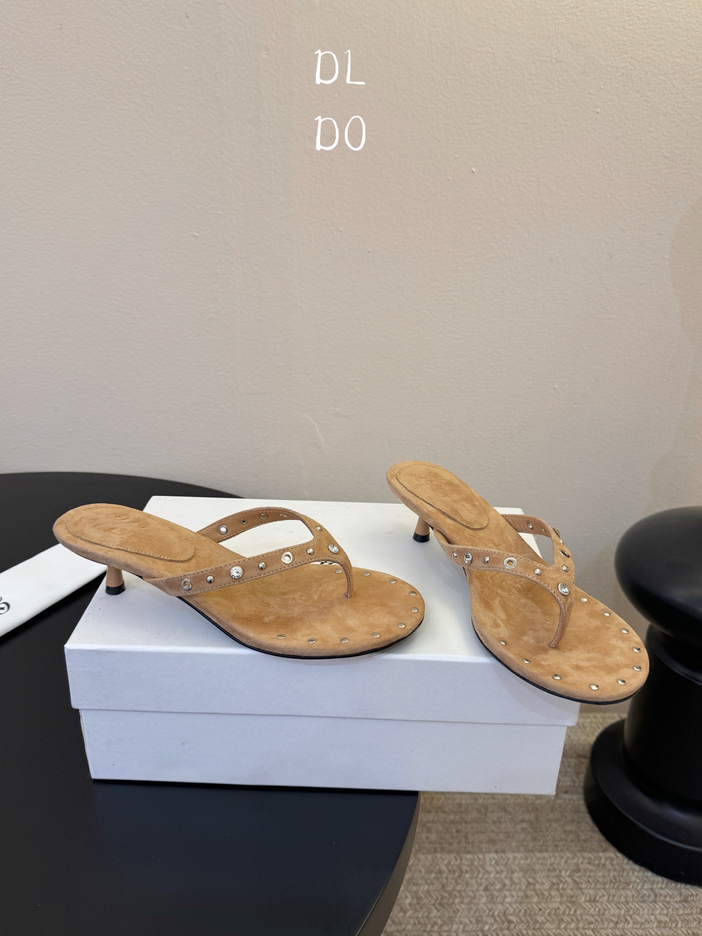 带根ODT*26SS春夏新款铆钉水钻夹脚低跟人字拖经典人字拖型自带松弛感，铆钉+水钻的组合瞬间提升精致度