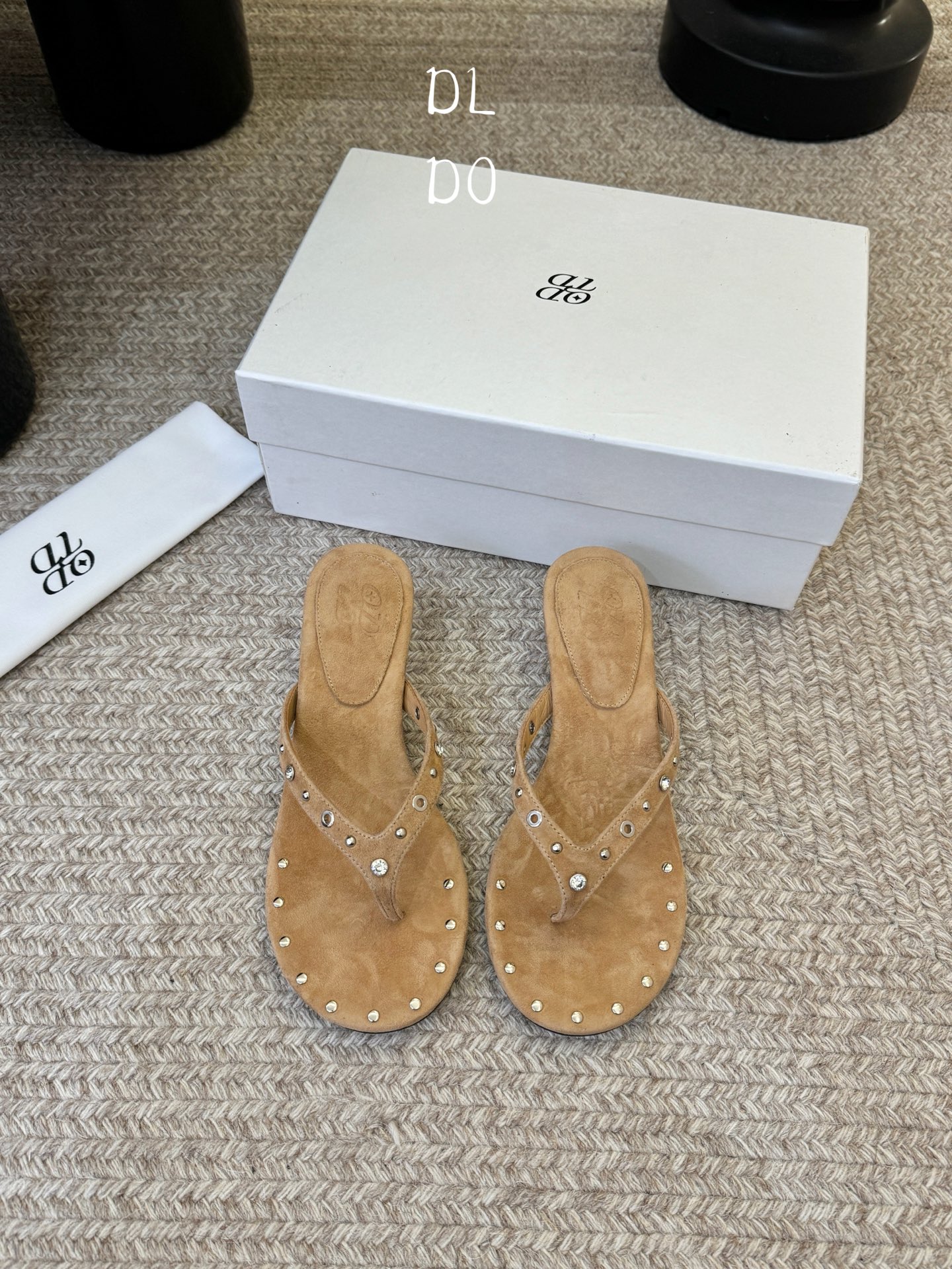 带根ODT*26SS春夏新款铆钉水钻夹脚低跟人字拖经典人字拖型自带松弛感，铆钉+水钻的组合瞬间提升精致度