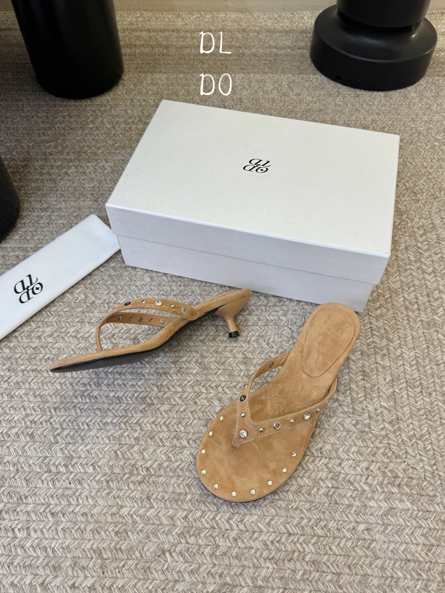 带根ODT*26SS春夏新款铆钉水钻夹脚低跟人字拖经典人字拖型自带松弛感，铆钉+水钻的组合瞬间提升精致度