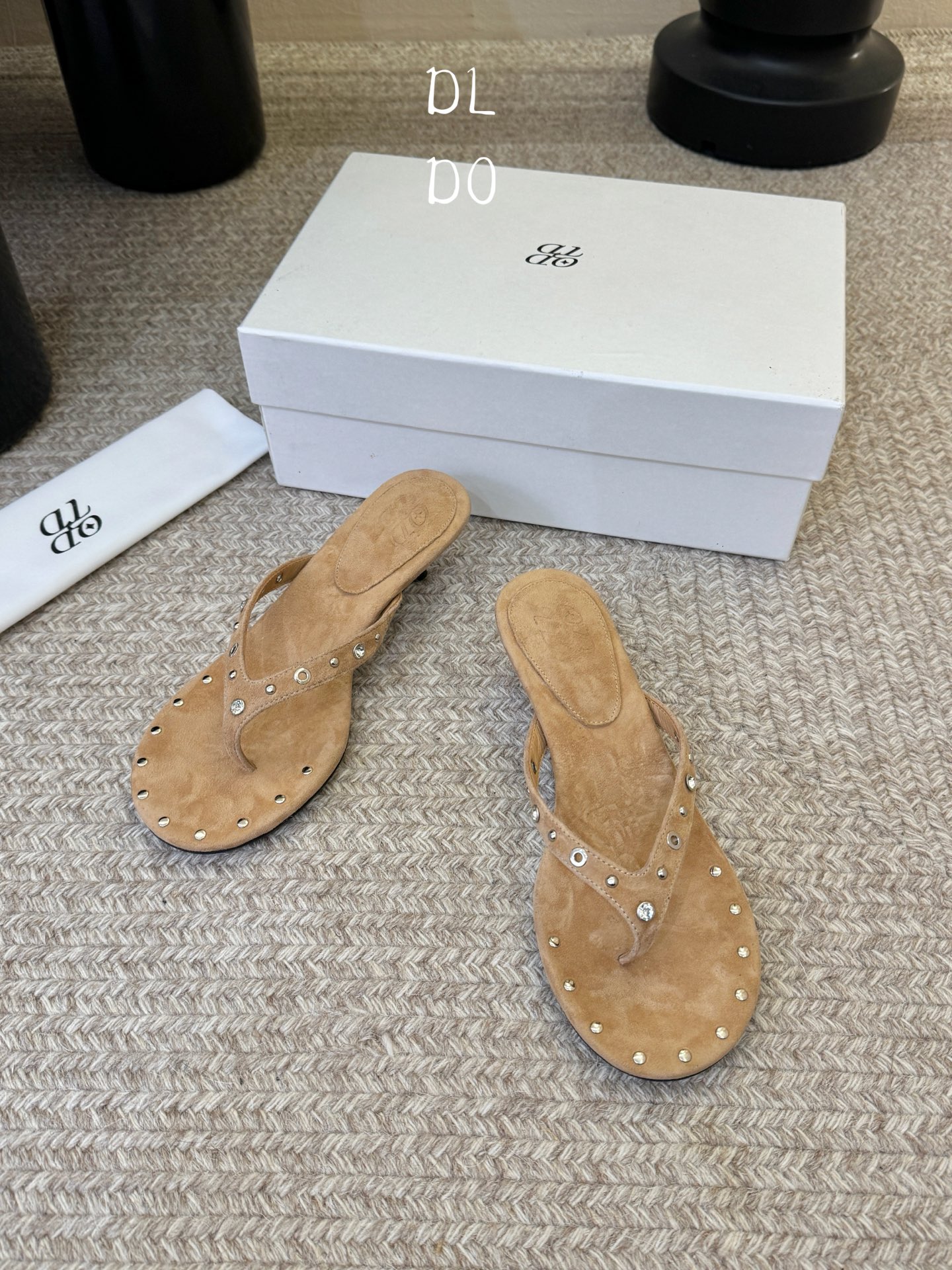 带根ODT*26SS春夏新款铆钉水钻夹脚低跟人字拖经典人字拖型自带松弛感，铆钉+水钻的组合瞬间提升精致度