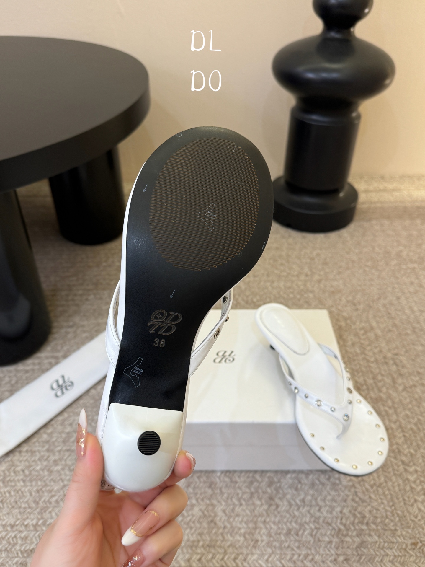 带根ODT*26SS春夏新款铆钉水钻夹脚低跟人字拖经典人字拖型自带松弛感，铆钉+水钻的组合瞬间提升精致度