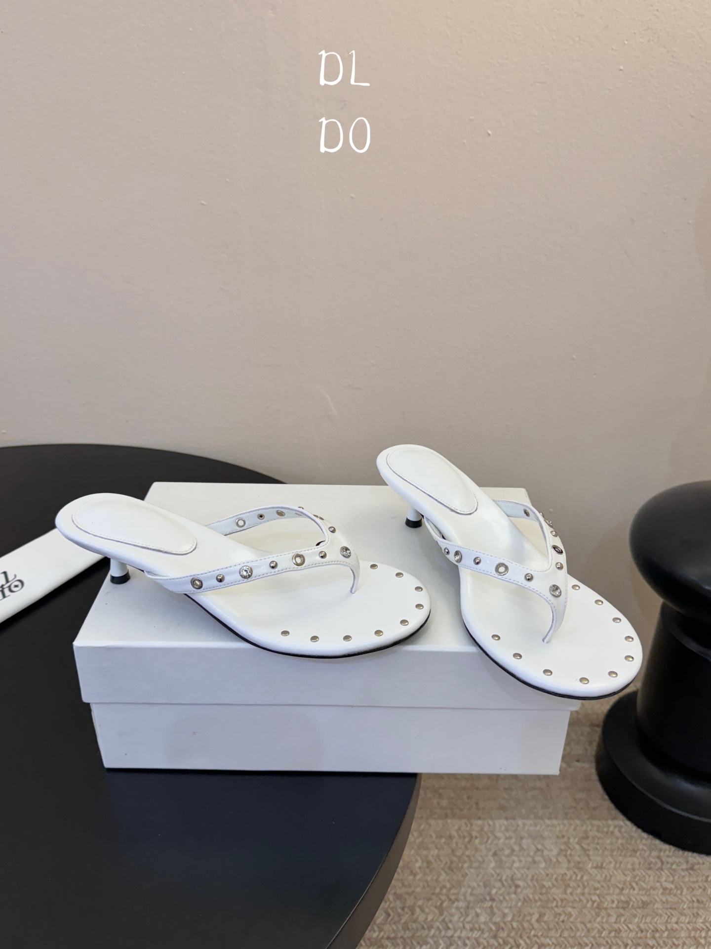 带根ODT*26SS春夏新款铆钉水钻夹脚低跟人字拖经典人字拖型自带松弛感，铆钉+水钻的组合瞬间提升精致度