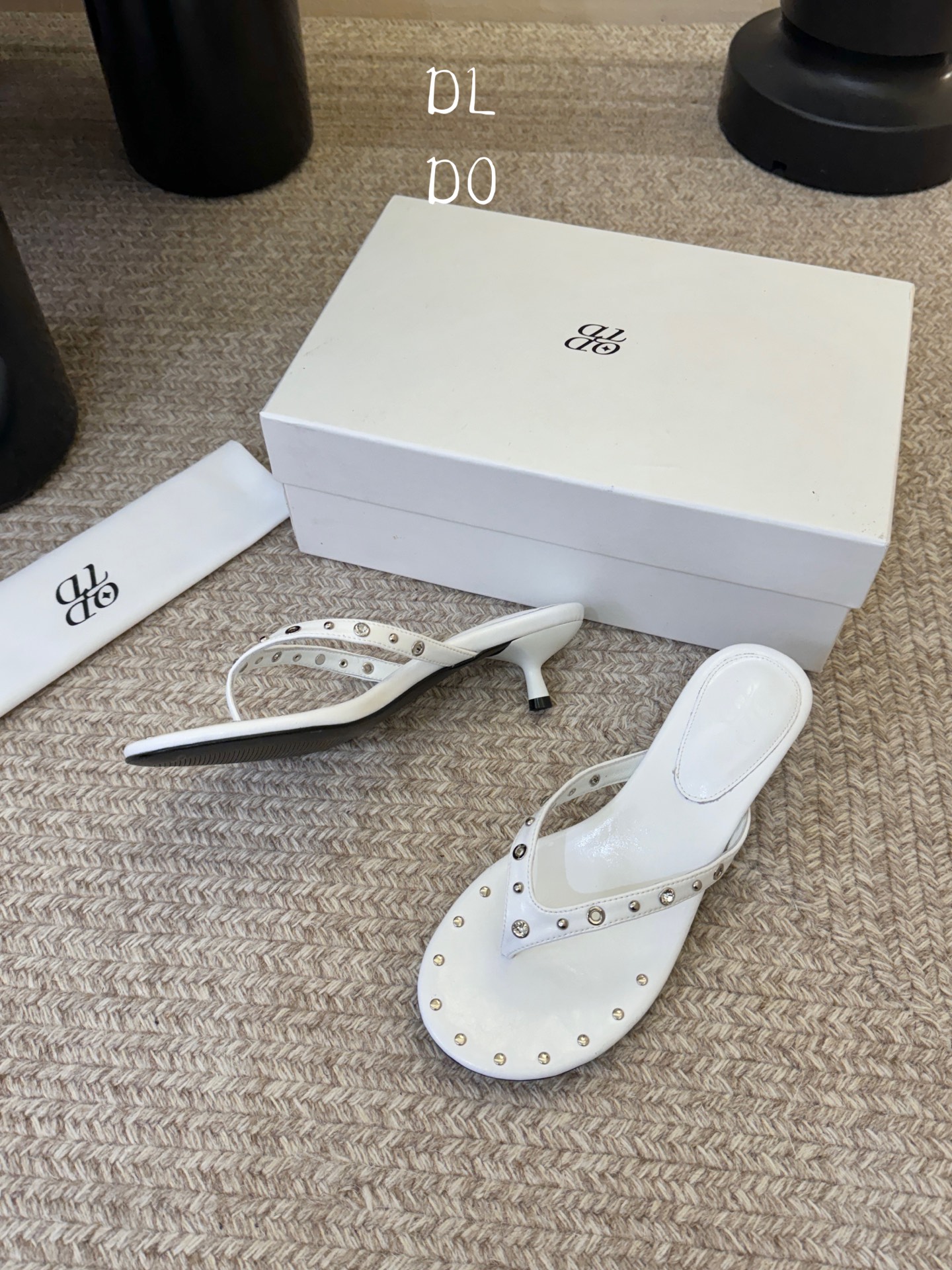 带根ODT*26SS春夏新款铆钉水钻夹脚低跟人字拖经典人字拖型自带松弛感，铆钉+水钻的组合瞬间提升精致度