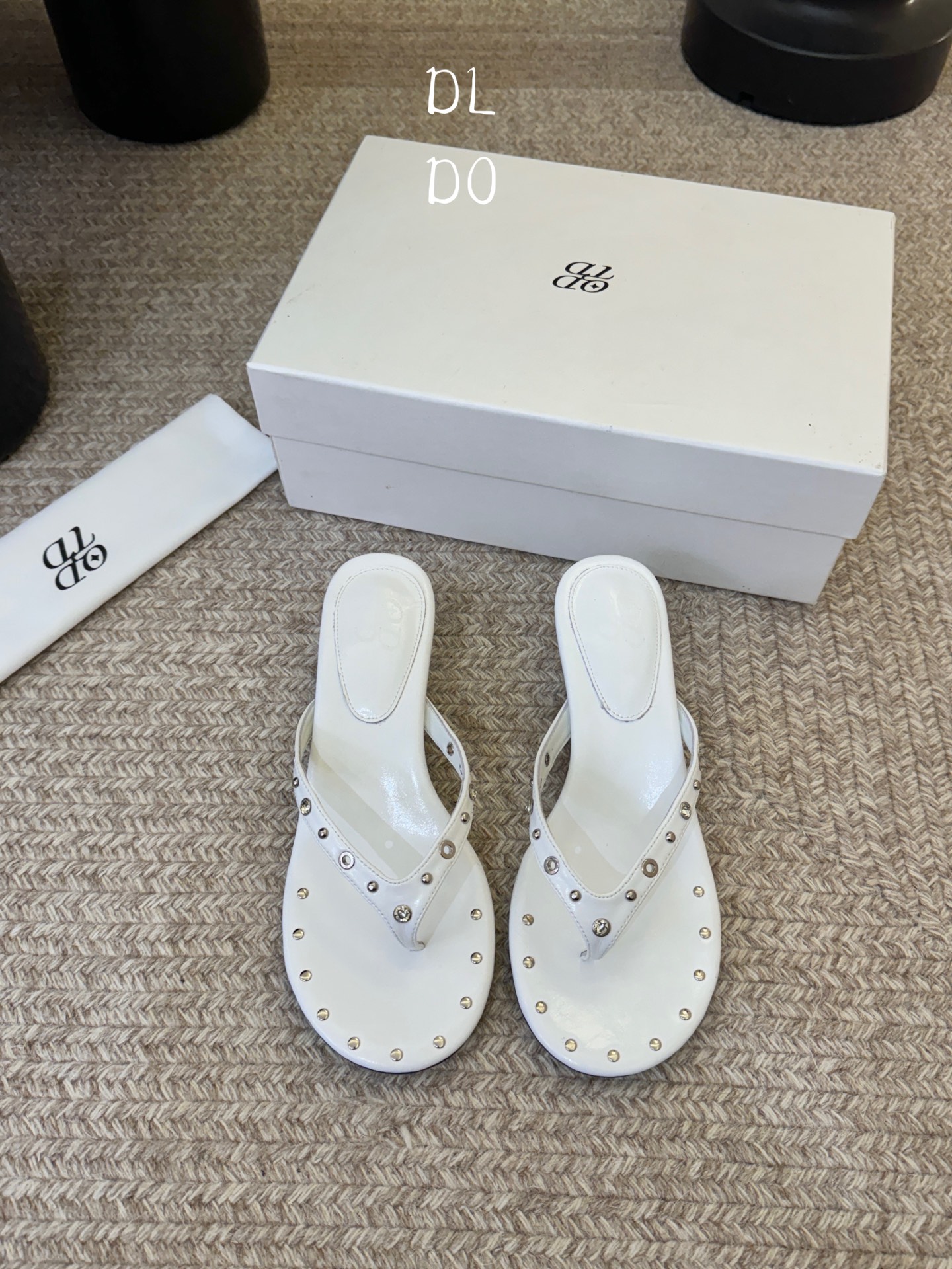 带根ODT*26SS春夏新款铆钉水钻夹脚低跟人字拖经典人字拖型自带松弛感，铆钉+水钻的组合瞬间提升精致度