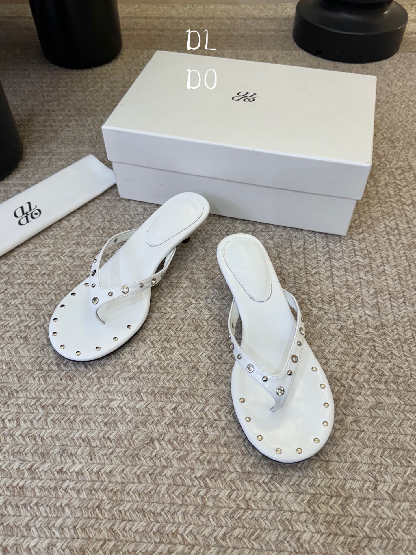 带根ODT*26SS春夏新款铆钉水钻夹脚低跟人字拖经典人字拖型自带松弛感，铆钉+水钻的组合瞬间提升精致度