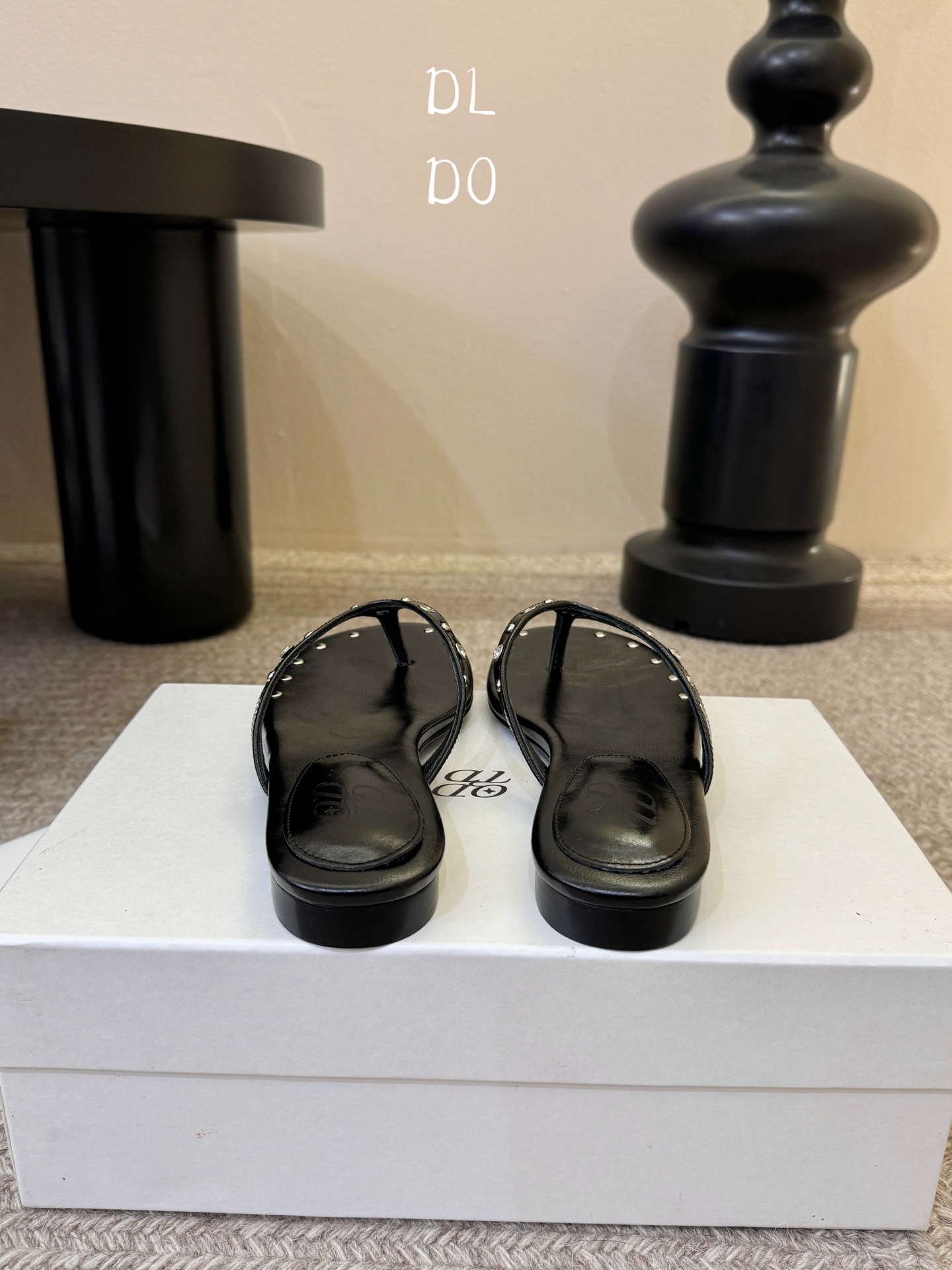 平底ODT* 26SS春夏新款铆钉水钻平底人字拖夏日穿搭的氛围感神器，这双铆钉水钻平底人字拖直接把慵懒与