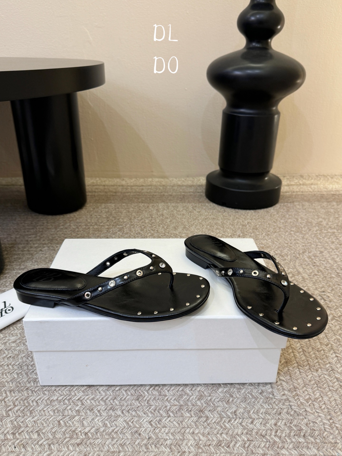 平底ODT* 26SS春夏新款铆钉水钻平底人字拖夏日穿搭的氛围感神器，这双铆钉水钻平底人字拖直接把慵懒与