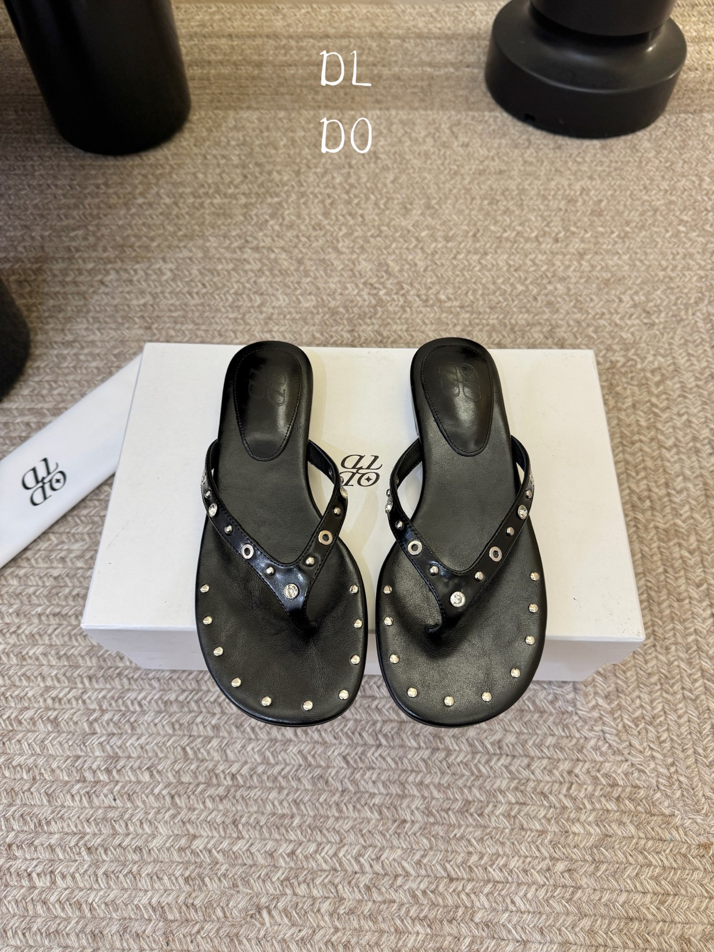 平底ODT* 26SS春夏新款铆钉水钻平底人字拖夏日穿搭的氛围感神器，这双铆钉水钻平底人字拖直接把慵懒与