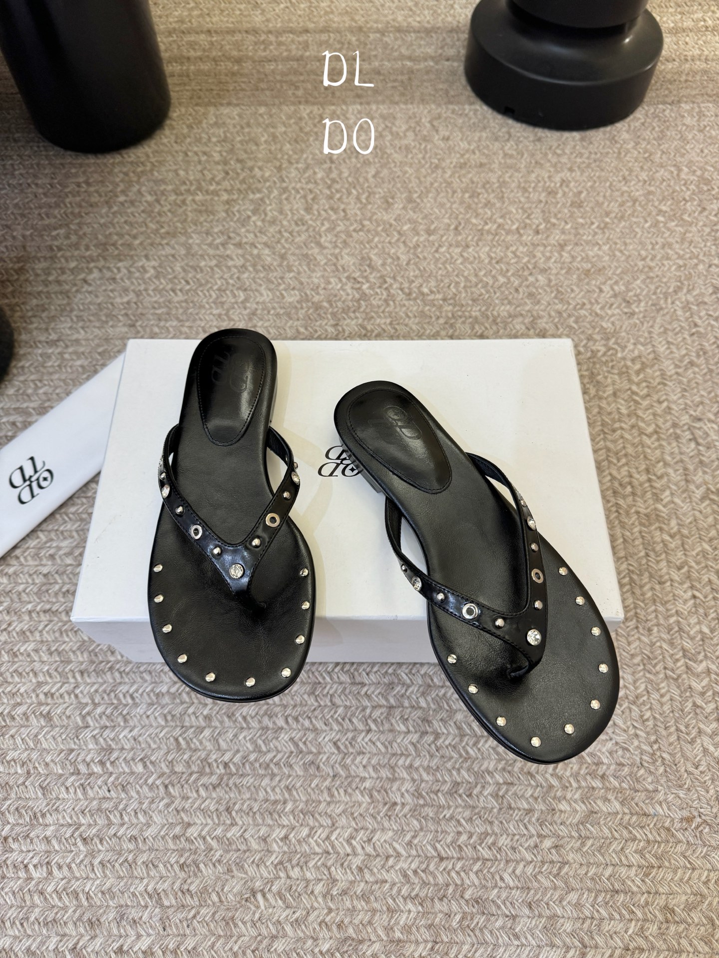 平底ODT* 26SS春夏新款铆钉水钻平底人字拖夏日穿搭的氛围感神器，这双铆钉水钻平底人字拖直接把慵懒与
