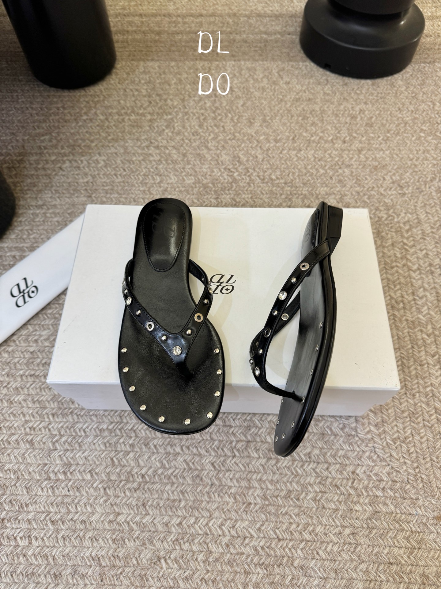 平底ODT* 26SS春夏新款铆钉水钻平底人字拖夏日穿搭的氛围感神器，这双铆钉水钻平底人字拖直接把慵懒与