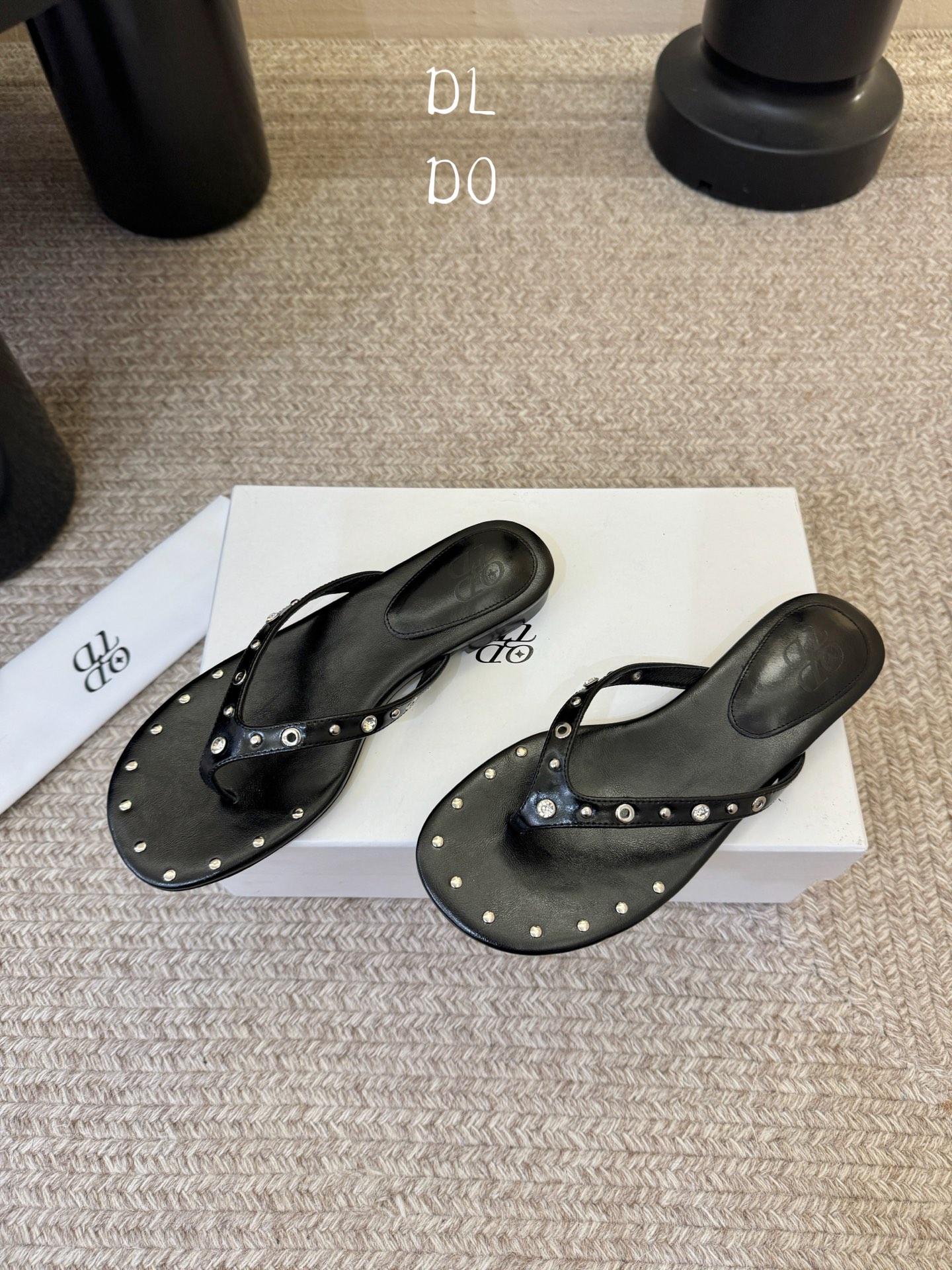 平底ODT* 26SS春夏新款铆钉水钻平底人字拖夏日穿搭的氛围感神器，这双铆钉水钻平底人字拖直接把慵懒与