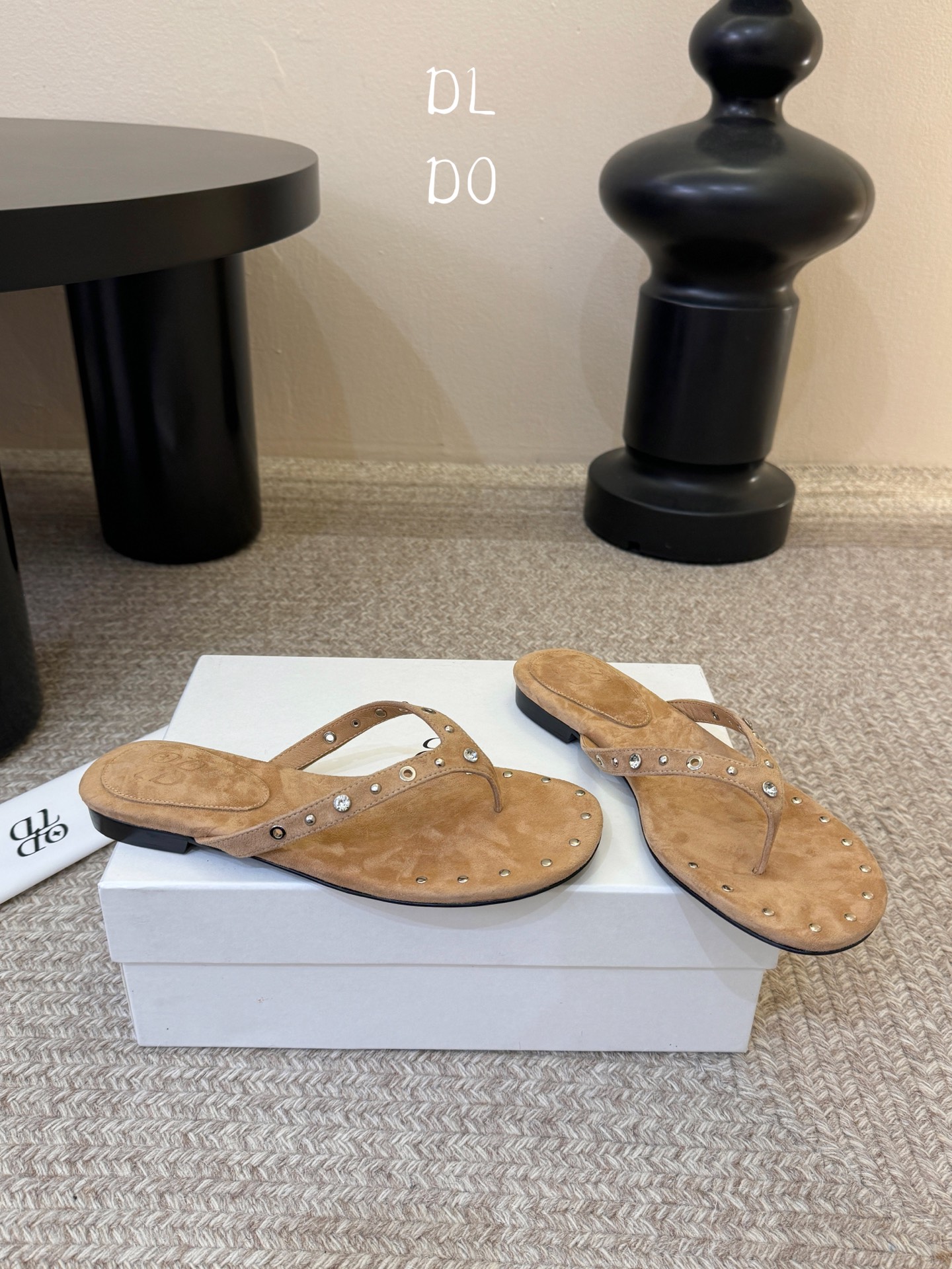 平底ODT* 26SS春夏新款铆钉水钻平底人字拖夏日穿搭的氛围感神器，这双铆钉水钻平底人字拖直接把慵懒与