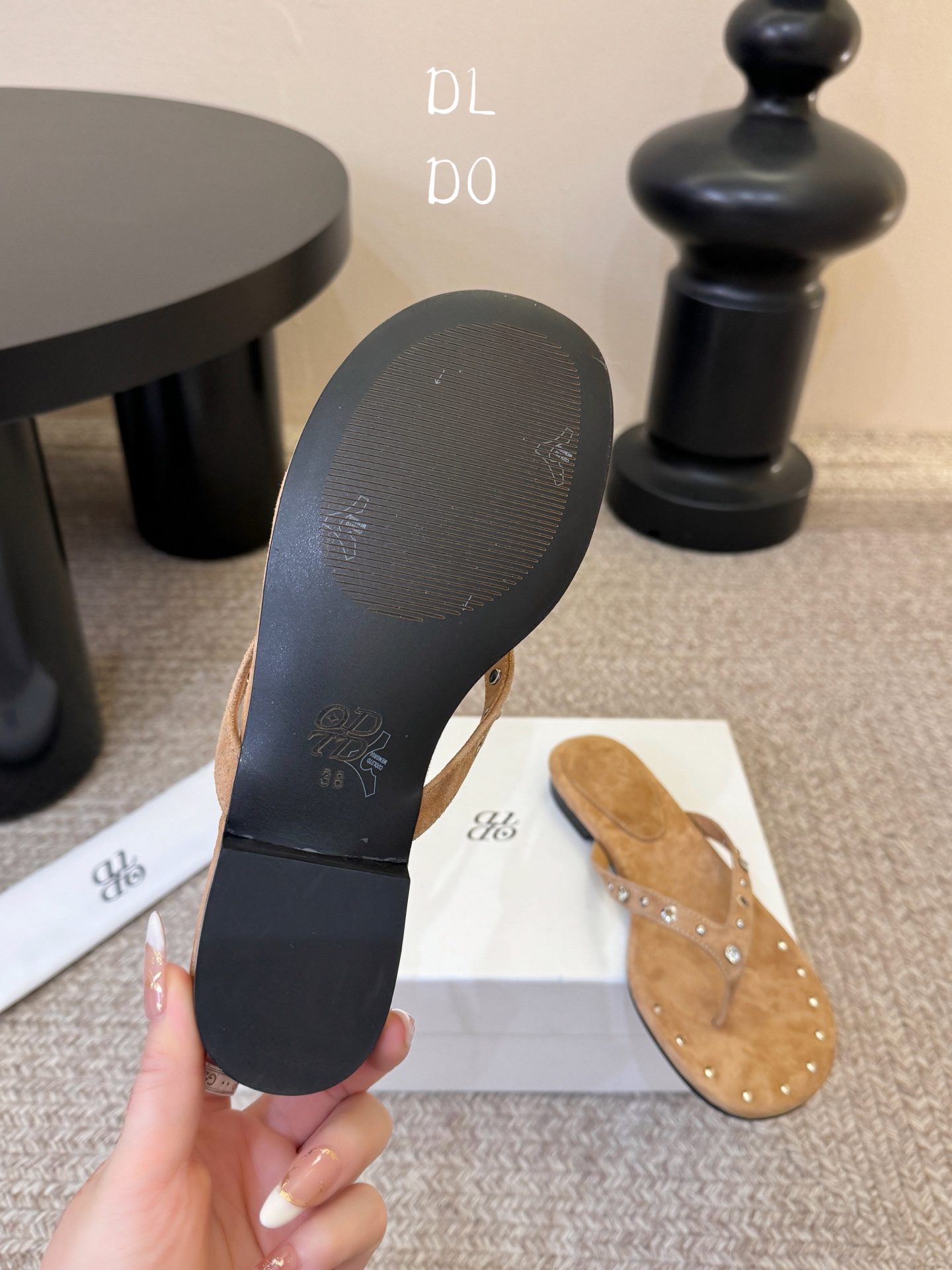 平底ODT* 26SS春夏新款铆钉水钻平底人字拖夏日穿搭的氛围感神器，这双铆钉水钻平底人字拖直接把慵懒与