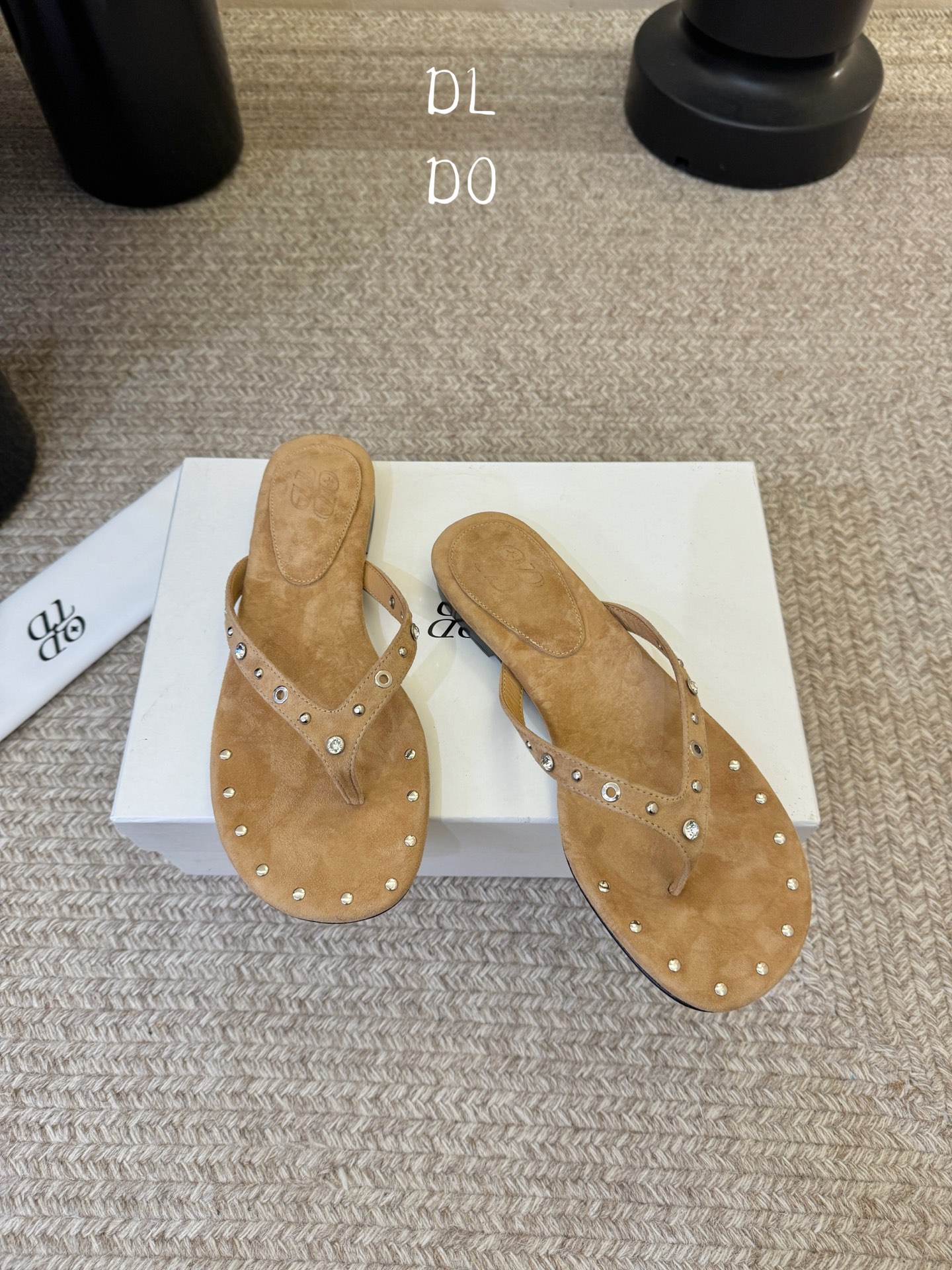 平底ODT* 26SS春夏新款铆钉水钻平底人字拖夏日穿搭的氛围感神器，这双铆钉水钻平底人字拖直接把慵懒与