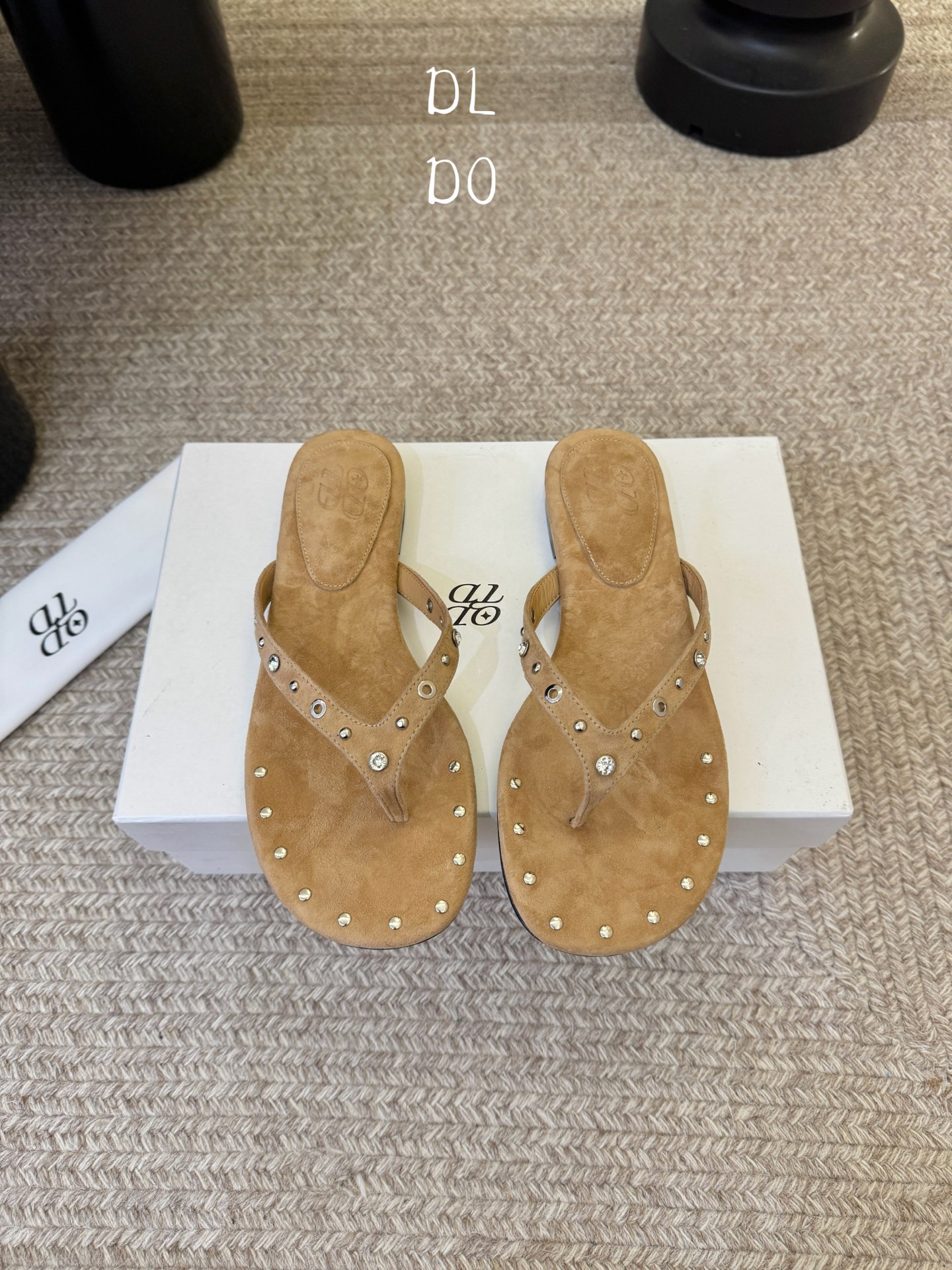 平底ODT* 26SS春夏新款铆钉水钻平底人字拖夏日穿搭的氛围感神器，这双铆钉水钻平底人字拖直接把慵懒与