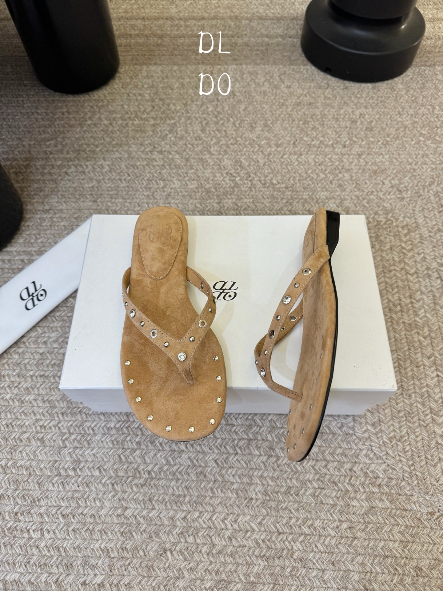 平底ODT* 26SS春夏新款铆钉水钻平底人字拖夏日穿搭的氛围感神器，这双铆钉水钻平底人字拖直接把慵懒与