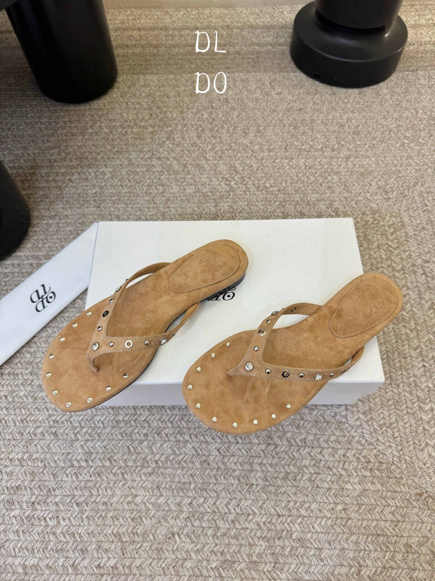 平底ODT* 26SS春夏新款铆钉水钻平底人字拖夏日穿搭的氛围感神器，这双铆钉水钻平底人字拖直接把慵懒与