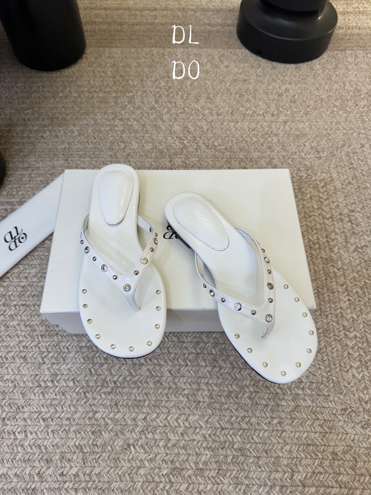 平底ODT* 26SS春夏新款铆钉水钻平底人字拖夏日穿搭的氛围感神器，这双铆钉水钻平底人字拖直接把慵懒与