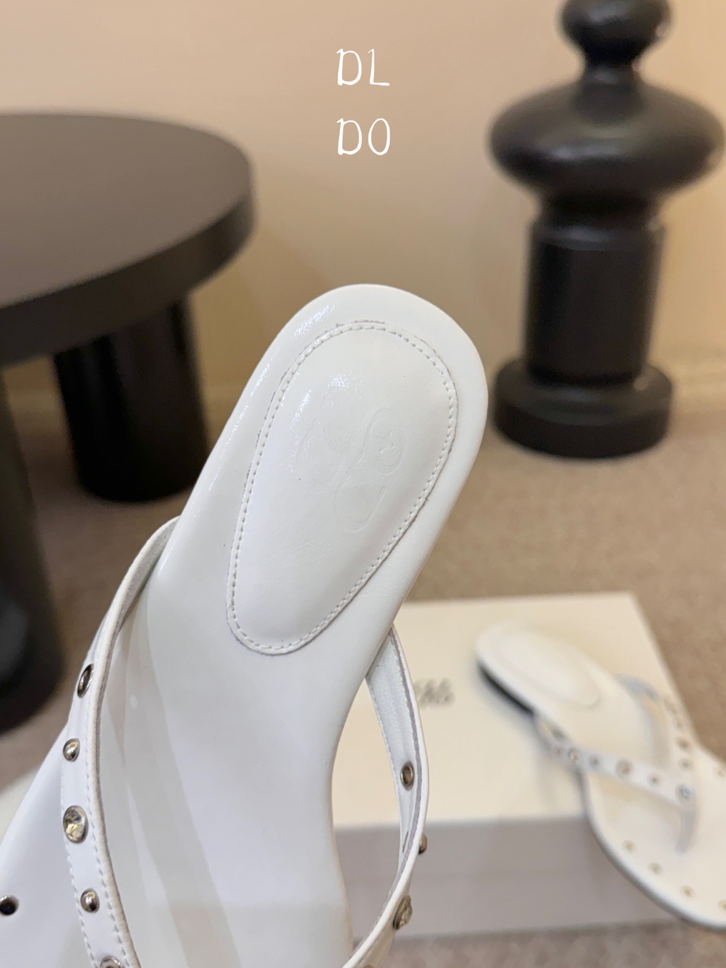 平底ODT* 26SS春夏新款铆钉水钻平底人字拖夏日穿搭的氛围感神器，这双铆钉水钻平底人字拖直接把慵懒与