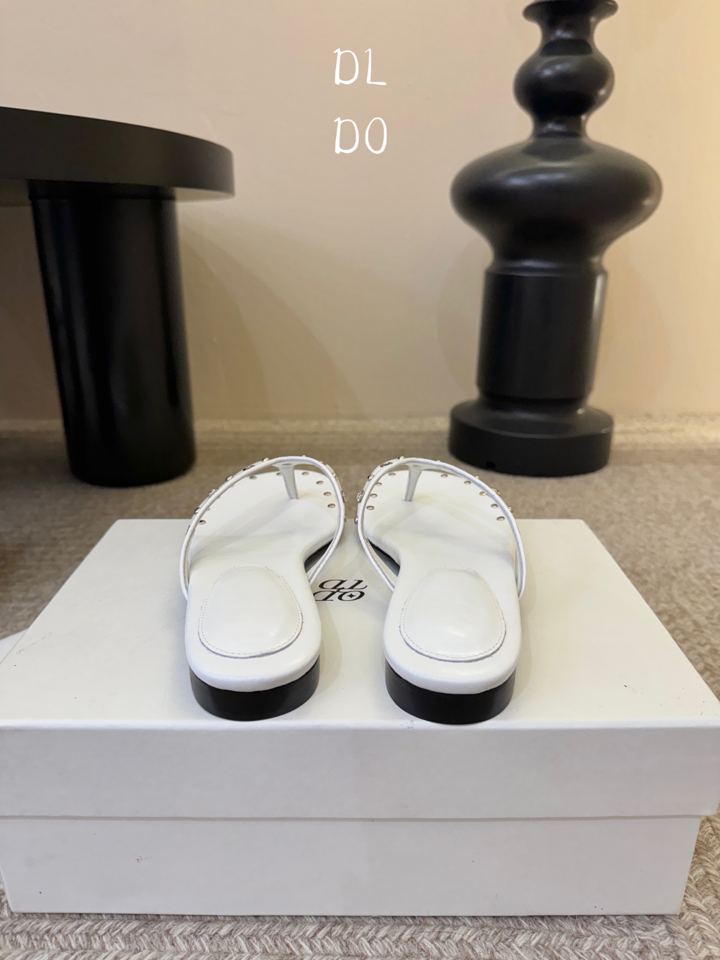 平底ODT* 26SS春夏新款铆钉水钻平底人字拖夏日穿搭的氛围感神器，这双铆钉水钻平底人字拖直接把慵懒与