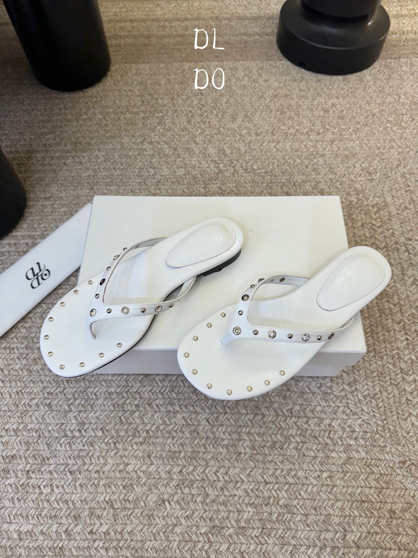 平底ODT* 26SS春夏新款铆钉水钻平底人字拖夏日穿搭的氛围感神器，这双铆钉水钻平底人字拖直接把慵懒与