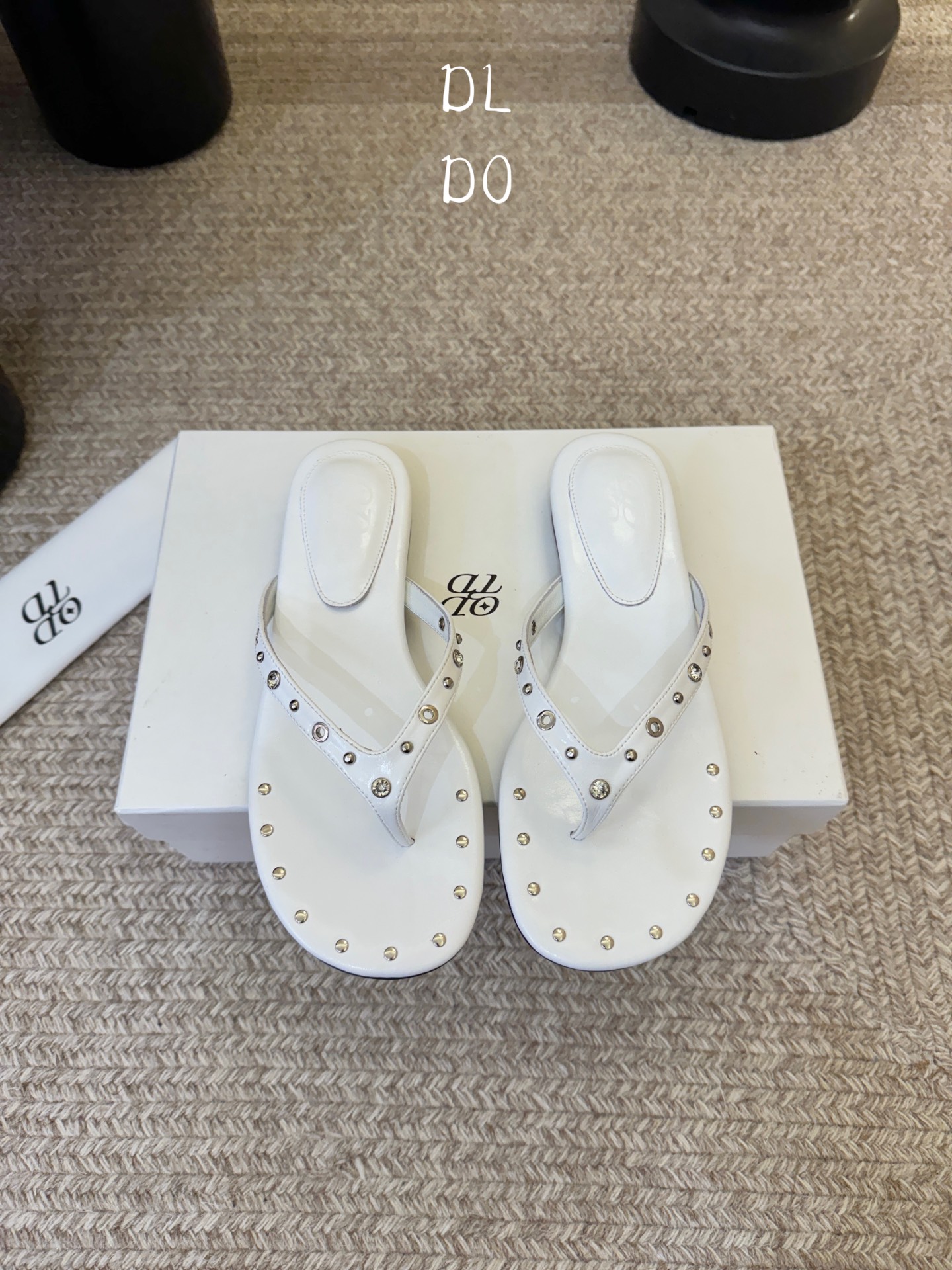 平底ODT* 26SS春夏新款铆钉水钻平底人字拖夏日穿搭的氛围感神器，这双铆钉水钻平底人字拖直接把慵懒与