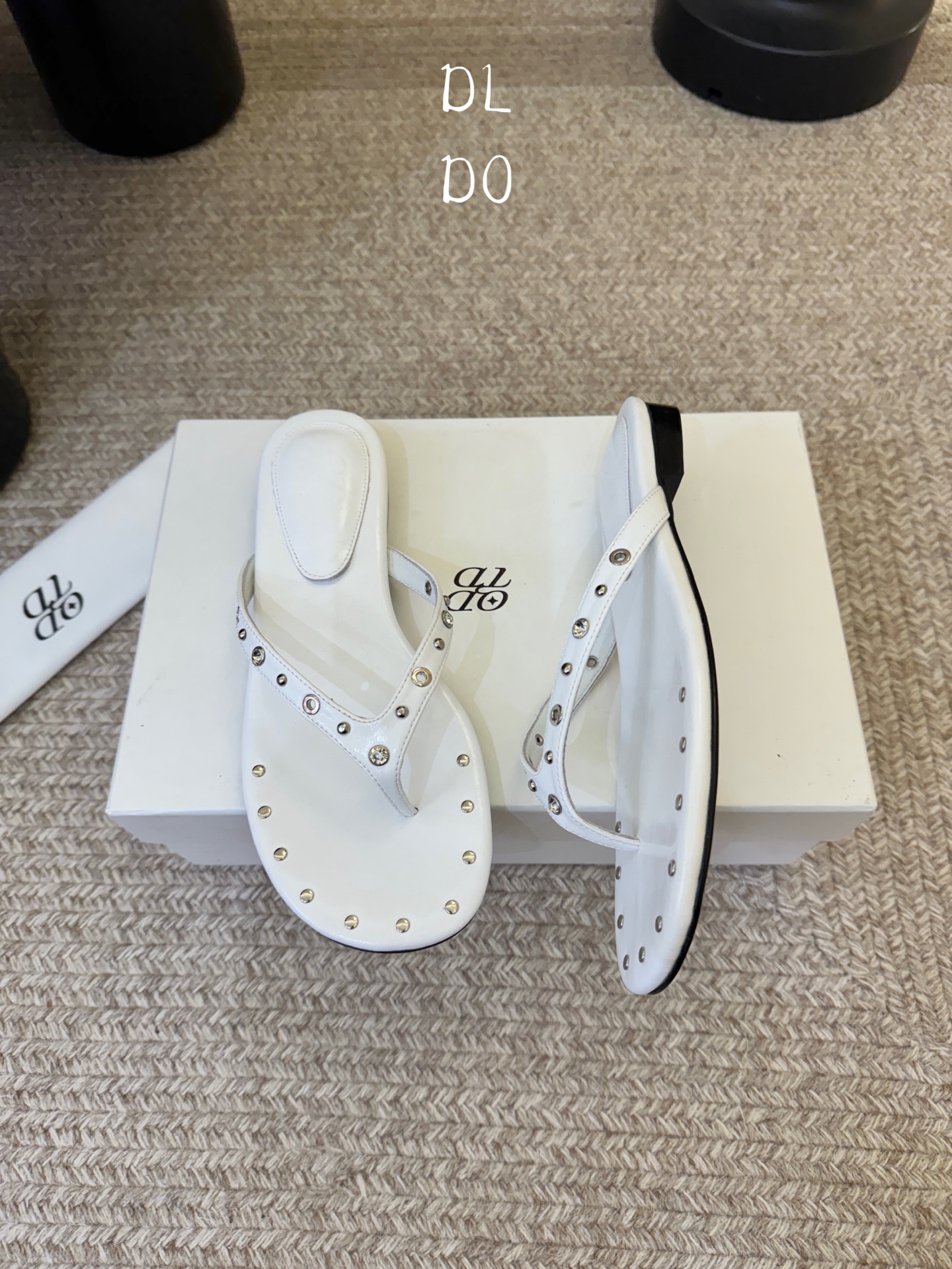 平底ODT* 26SS春夏新款铆钉水钻平底人字拖夏日穿搭的氛围感神器，这双铆钉水钻平底人字拖直接把慵懒与