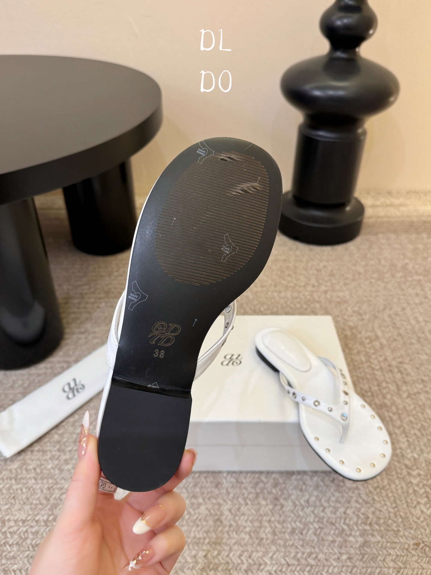 平底ODT* 26SS春夏新款铆钉水钻平底人字拖夏日穿搭的氛围感神器，这双铆钉水钻平底人字拖直接把慵懒与