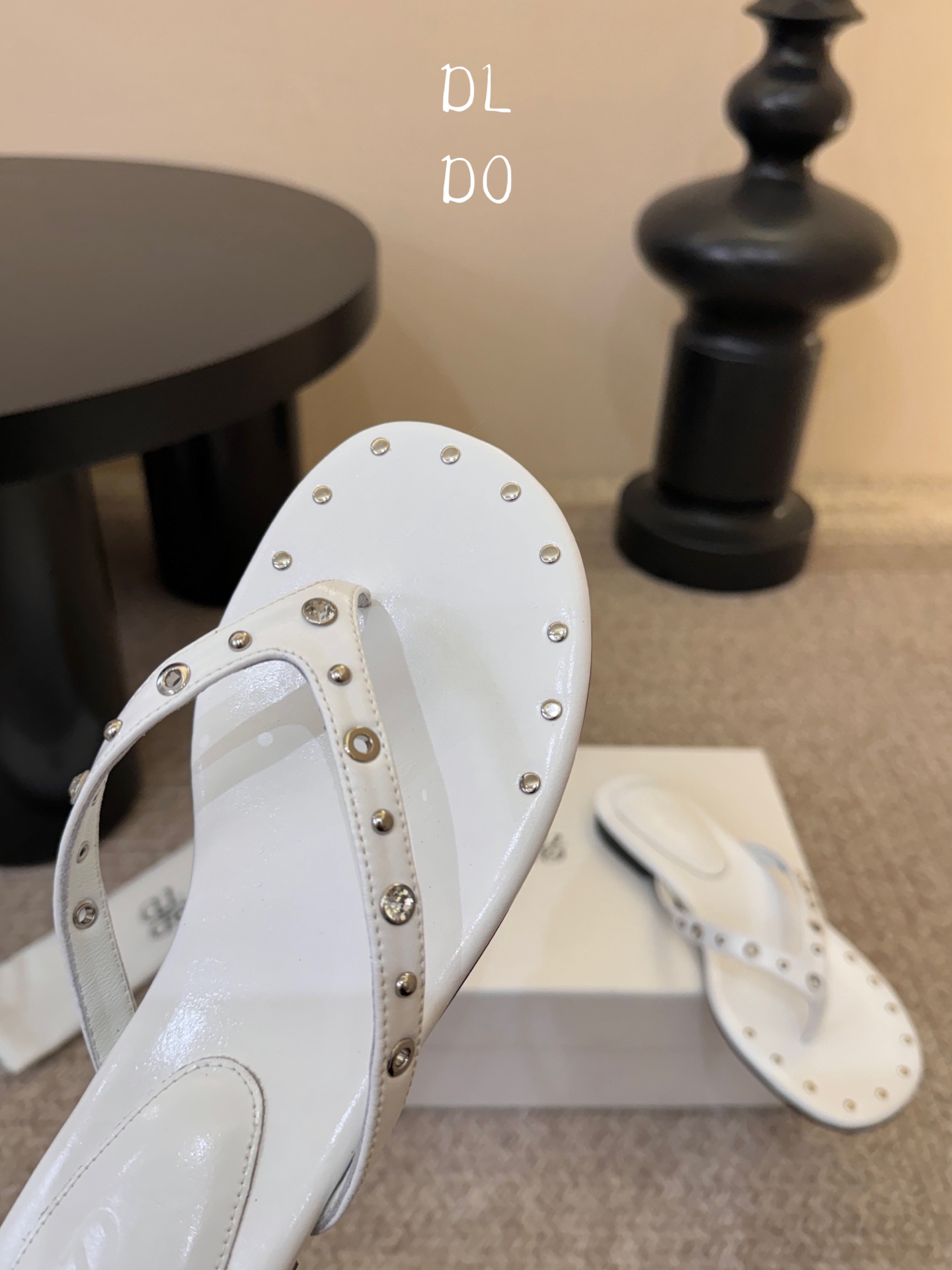 平底ODT* 26SS春夏新款铆钉水钻平底人字拖夏日穿搭的氛围感神器，这双铆钉水钻平底人字拖直接把慵懒与