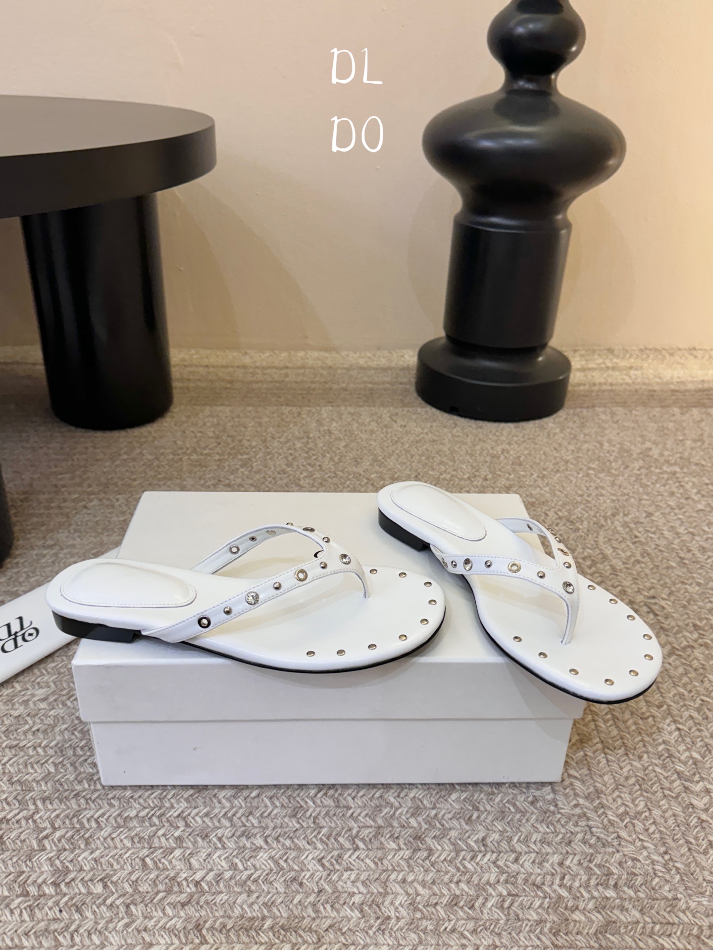 平底ODT* 26SS春夏新款铆钉水钻平底人字拖夏日穿搭的氛围感神器，这双铆钉水钻平底人字拖直接把慵懒与