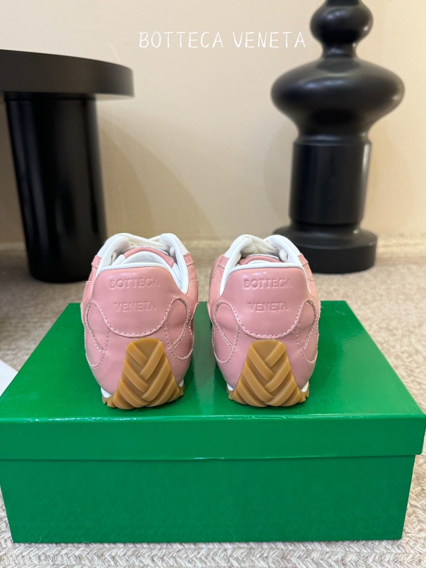 Bottega Veneta火爆新款运动鞋休闲鞋徳训鞋 BV 90年代复古风格为灵感，鞋面选用反绒皮面料