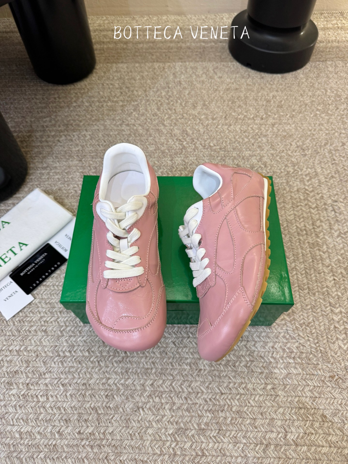 Bottega Veneta火爆新款运动鞋休闲鞋徳训鞋 BV 90年代复古风格为灵感，鞋面选用反绒皮面料