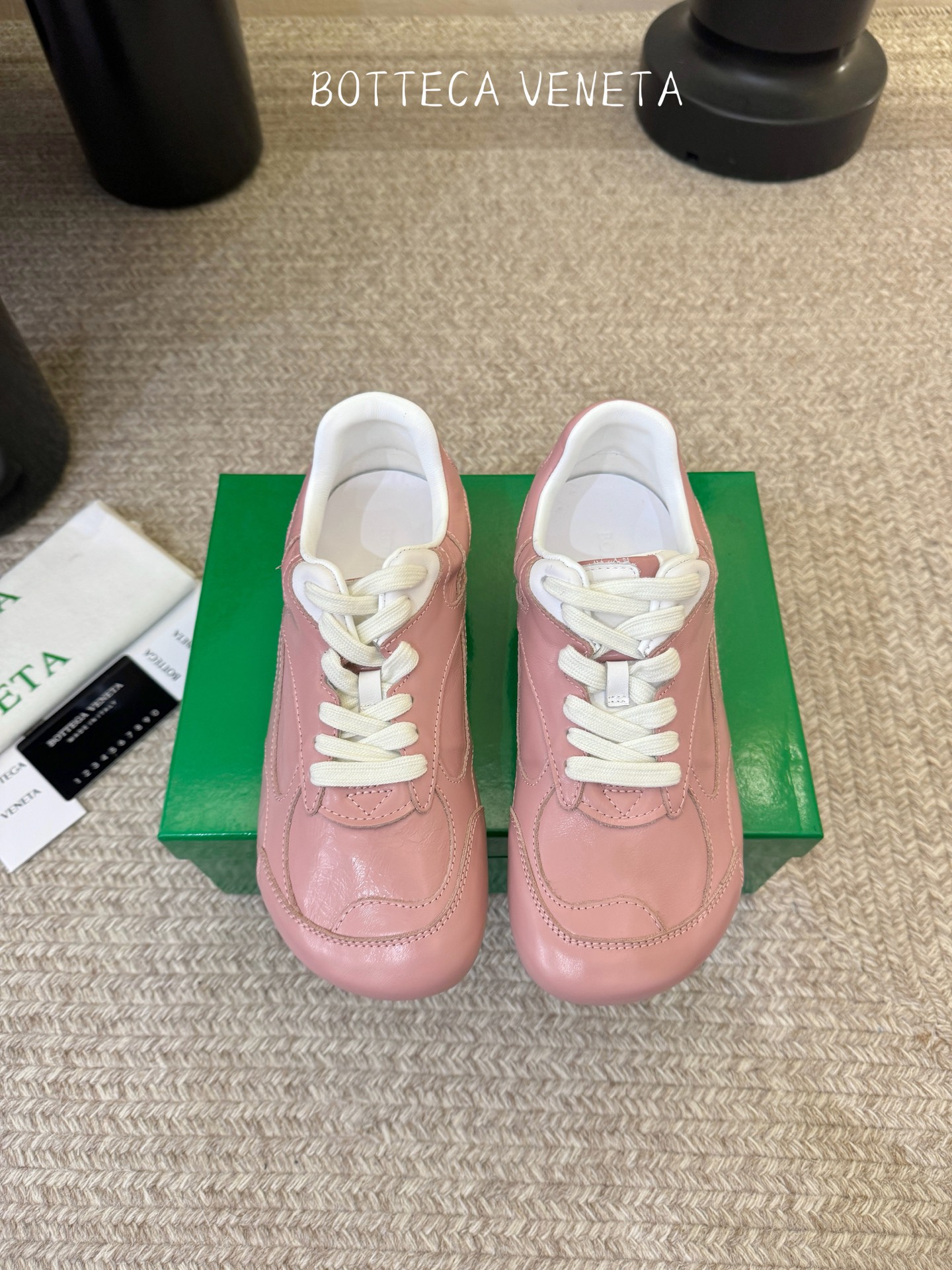 Bottega Veneta火爆新款运动鞋休闲鞋徳训鞋 BV 90年代复古风格为灵感，鞋面选用反绒皮面料