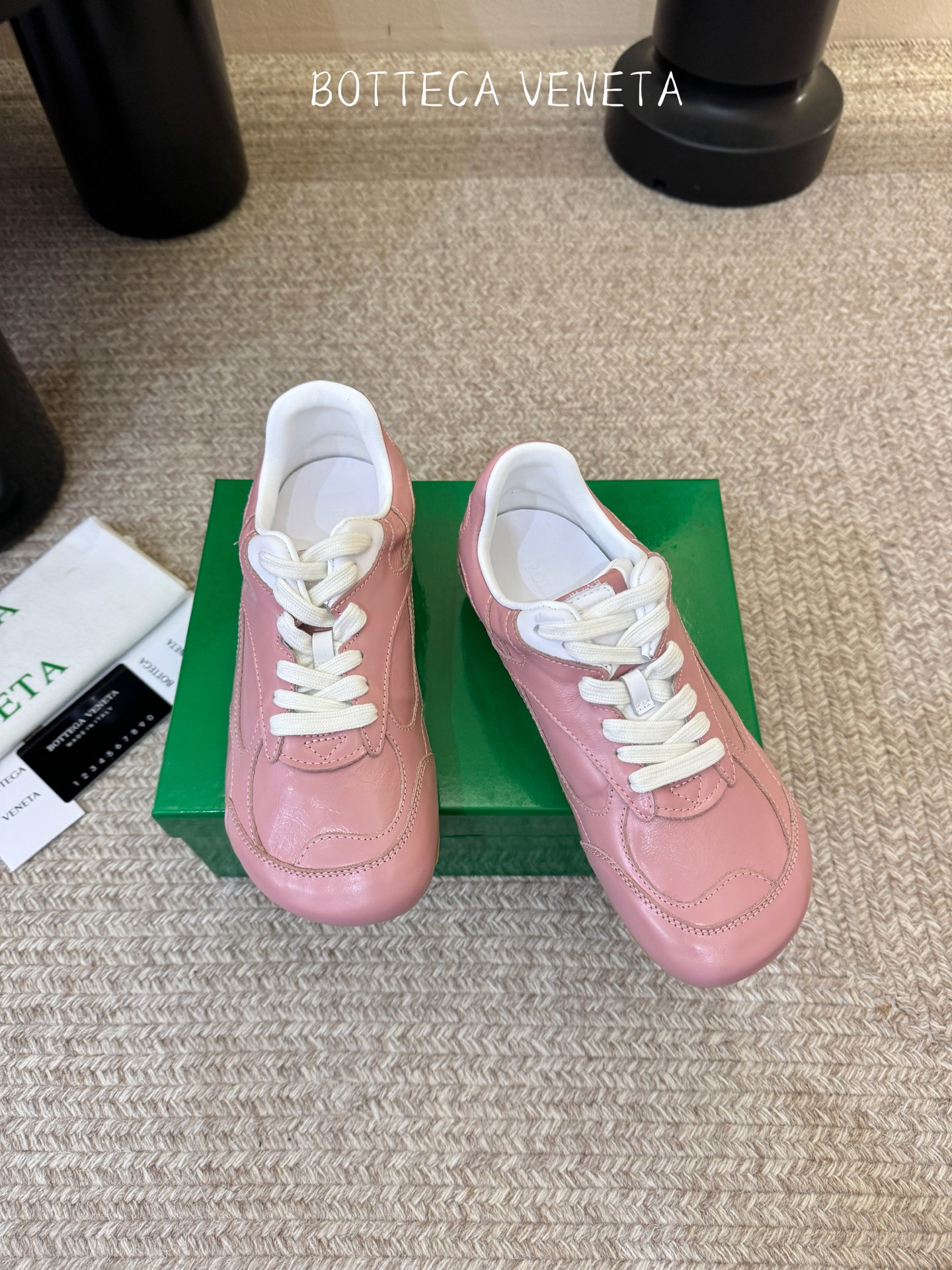 Bottega Veneta火爆新款运动鞋休闲鞋徳训鞋 BV 90年代复古风格为灵感，鞋面选用反绒皮面料