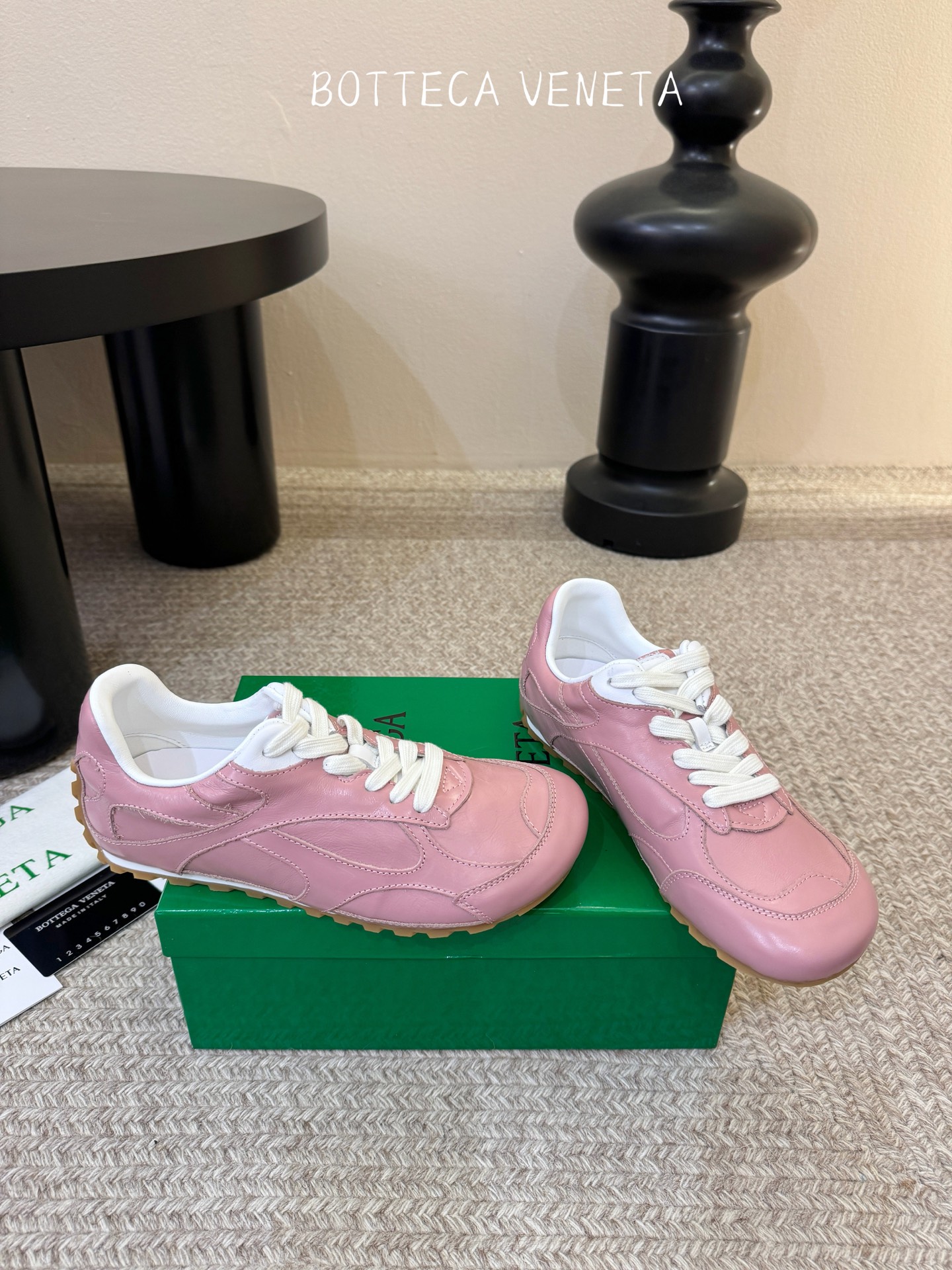 Bottega Veneta火爆新款运动鞋休闲鞋徳训鞋 BV 90年代复古风格为灵感，鞋面选用反绒皮面料