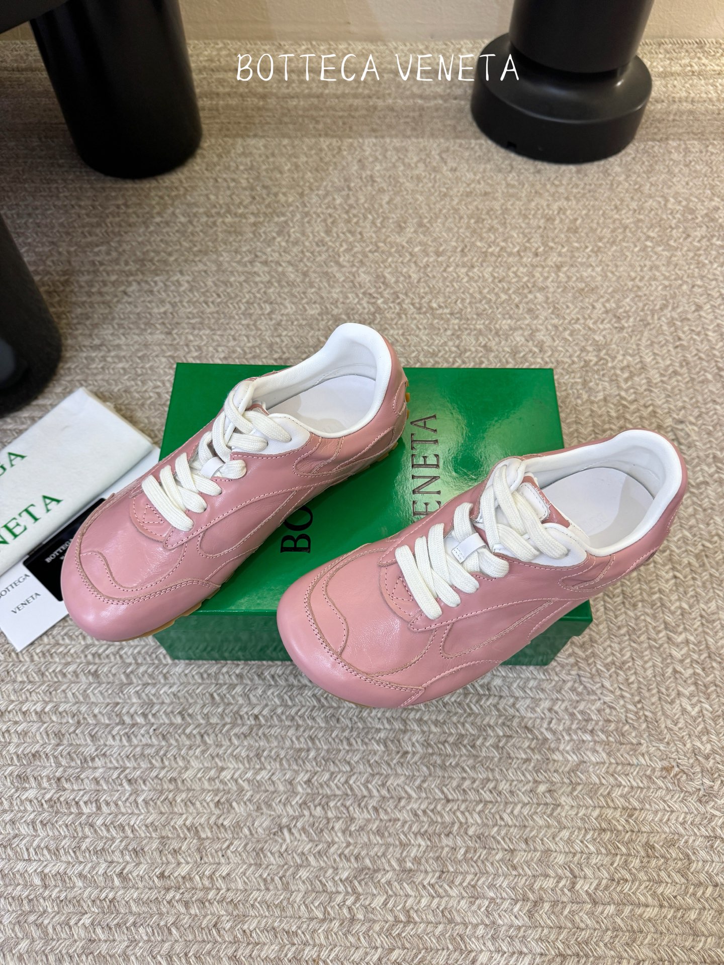 Bottega Veneta火爆新款运动鞋休闲鞋徳训鞋 BV 90年代复古风格为灵感，鞋面选用反绒皮面料
