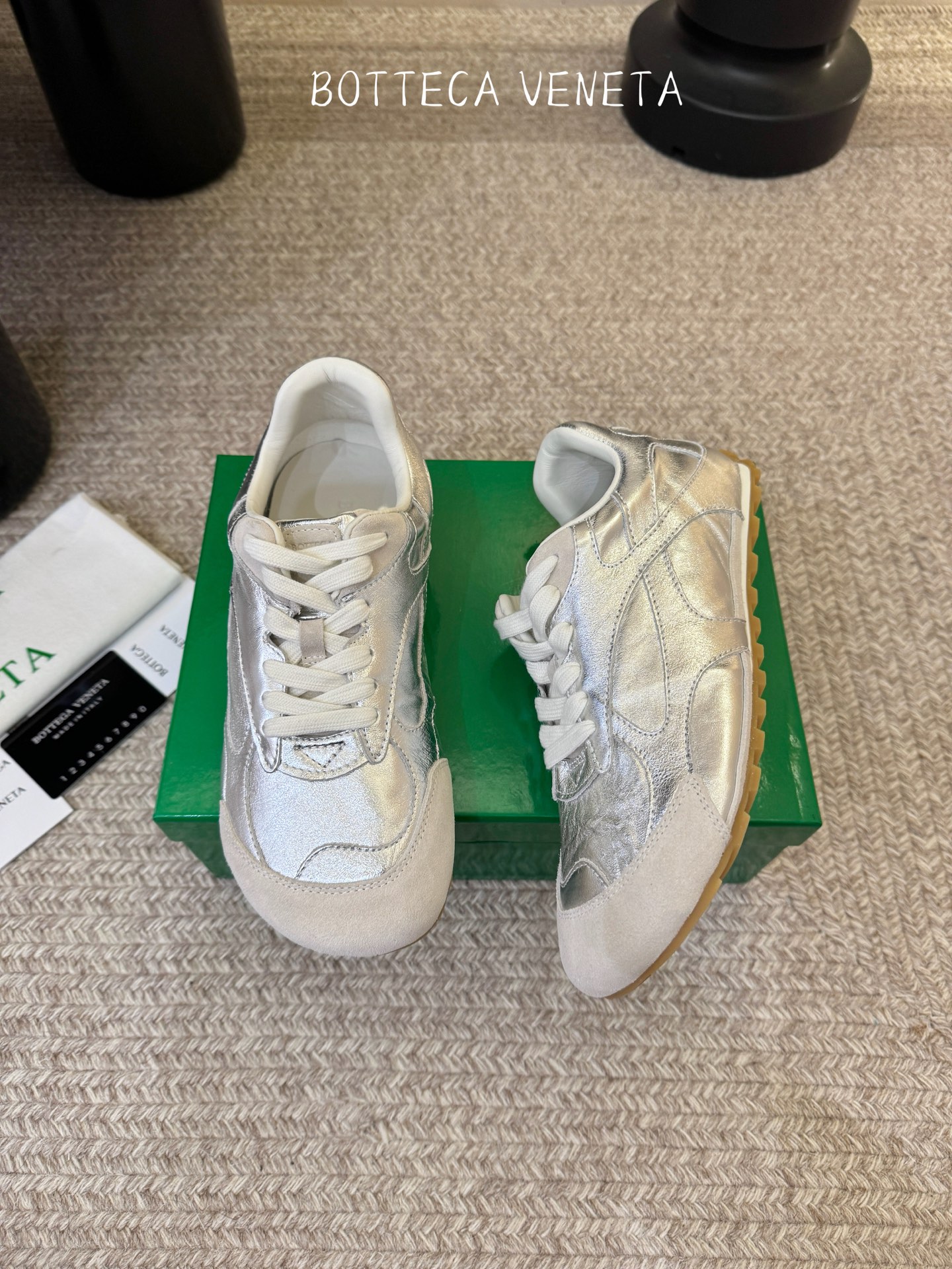 Bottega Veneta火爆新款运动鞋休闲鞋徳训鞋 BV 90年代复古风格为灵感，鞋面选用反绒皮面料