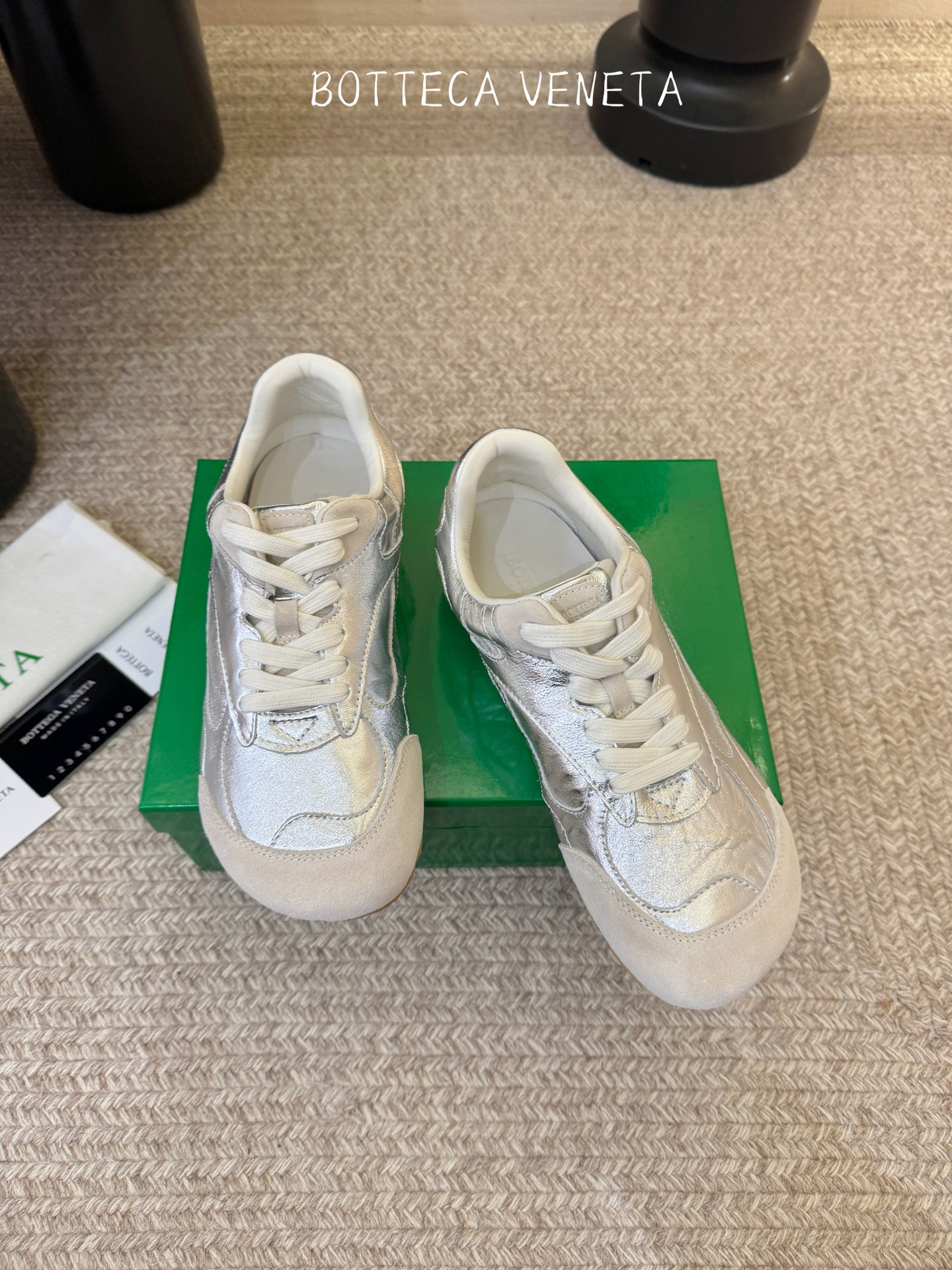 Bottega Veneta火爆新款运动鞋休闲鞋徳训鞋 BV 90年代复古风格为灵感，鞋面选用反绒皮面料