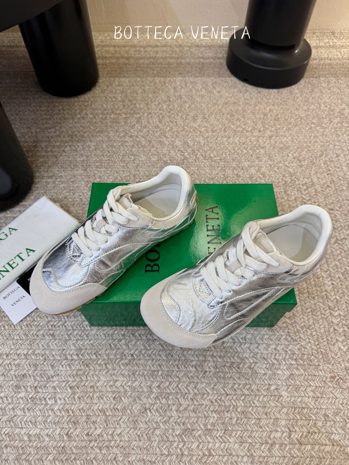 Bottega Veneta火爆新款运动鞋休闲鞋徳训鞋 BV 90年代复古风格为灵感，鞋面选用反绒皮面料
