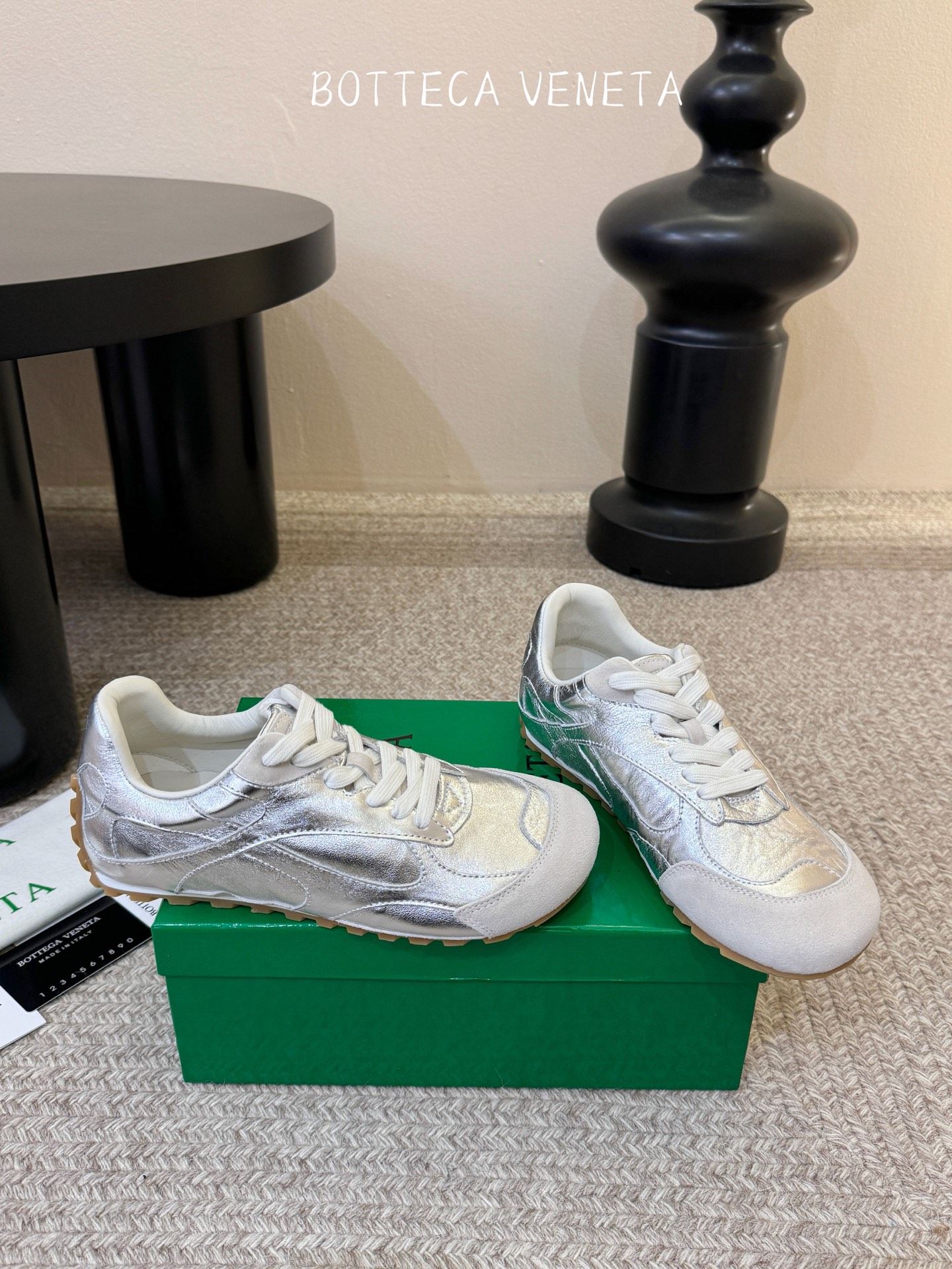 Bottega Veneta火爆新款运动鞋休闲鞋徳训鞋 BV 90年代复古风格为灵感，鞋面选用反绒皮面料