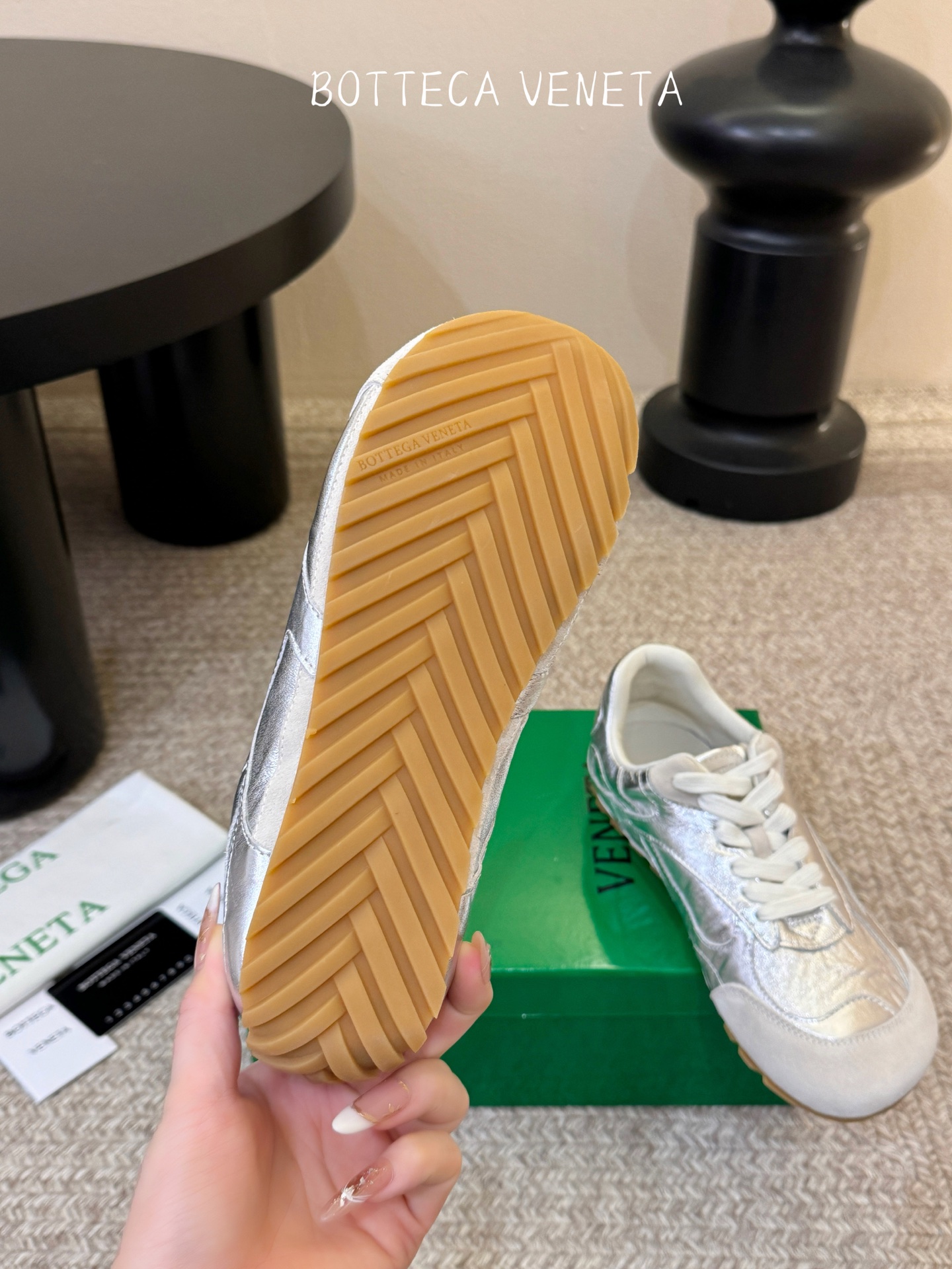 Bottega Veneta火爆新款运动鞋休闲鞋徳训鞋 BV 90年代复古风格为灵感，鞋面选用反绒皮面料