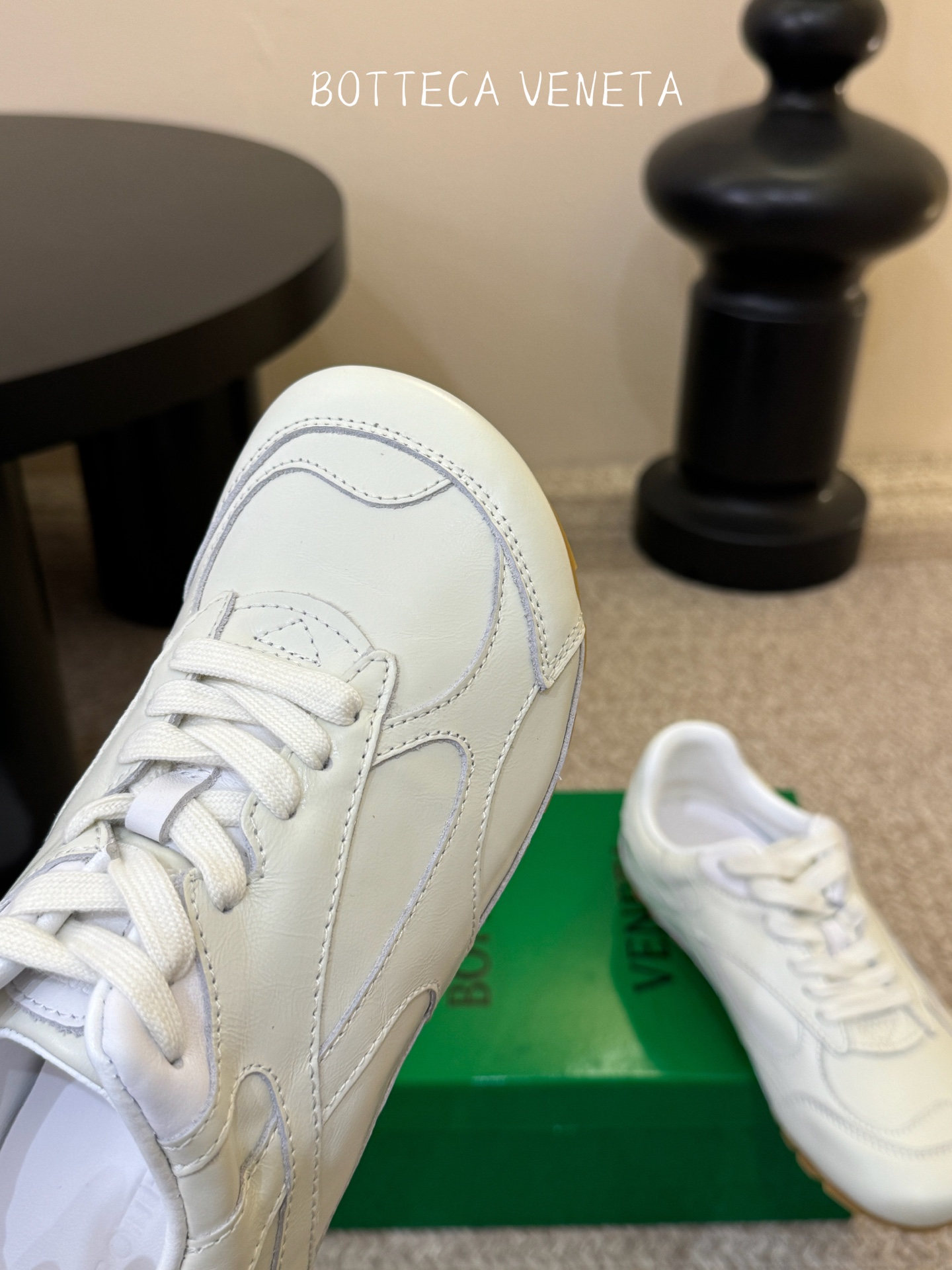 Bottega Veneta火爆新款运动鞋休闲鞋徳训鞋 BV 90年代复古风格为灵感，鞋面选用反绒皮面料