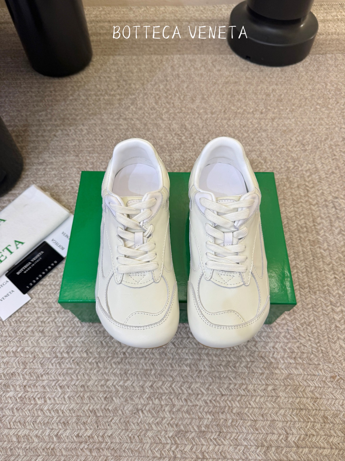 Bottega Veneta火爆新款运动鞋休闲鞋徳训鞋 BV 90年代复古风格为灵感，鞋面选用反绒皮面料