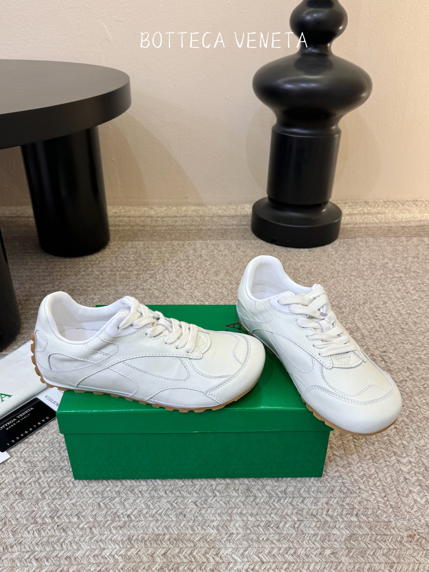 Bottega Veneta火爆新款运动鞋休闲鞋徳训鞋 BV 90年代复古风格为灵感，鞋面选用反绒皮面料