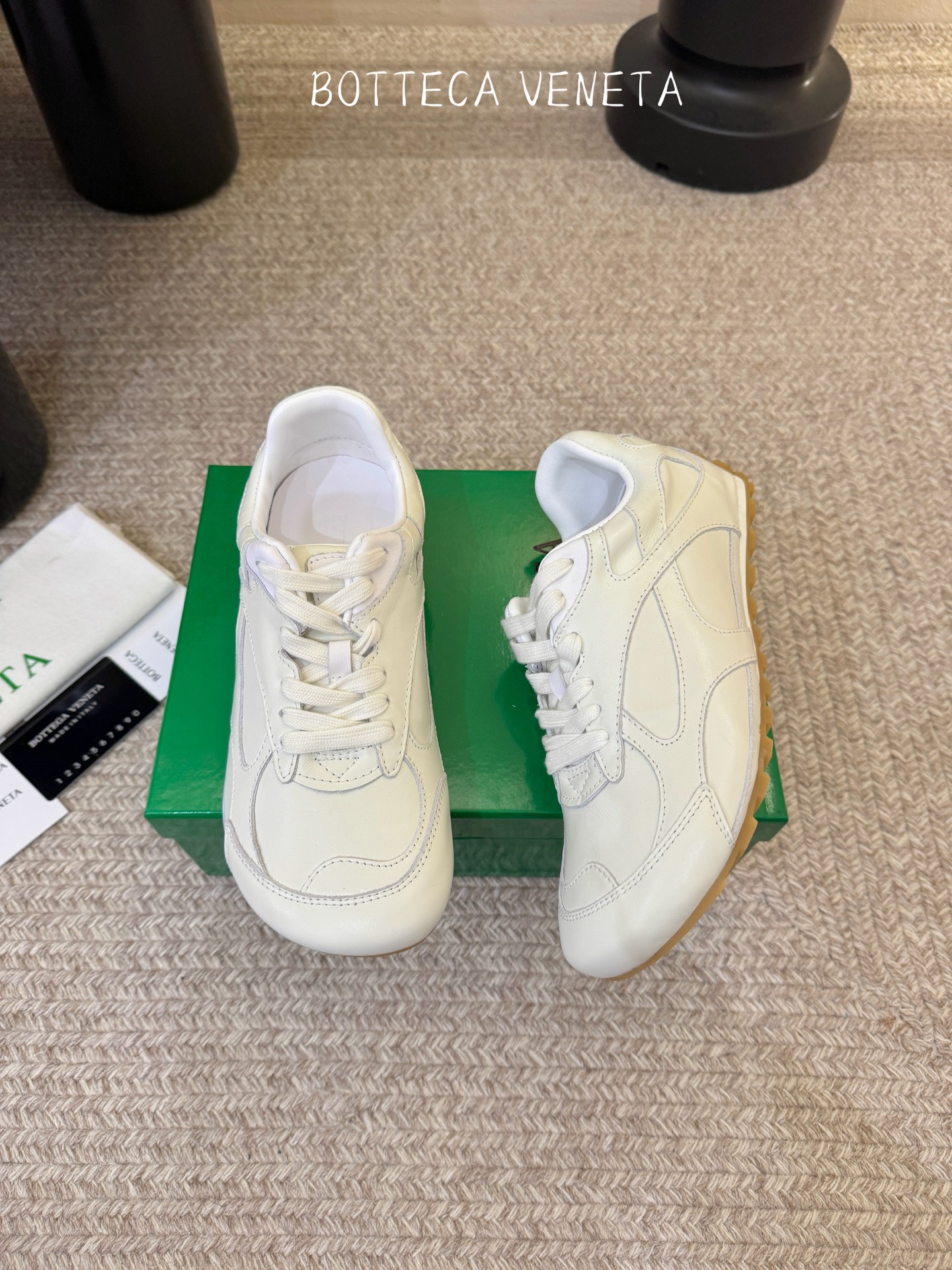 Bottega Veneta火爆新款运动鞋休闲鞋徳训鞋 BV 90年代复古风格为灵感，鞋面选用反绒皮面料