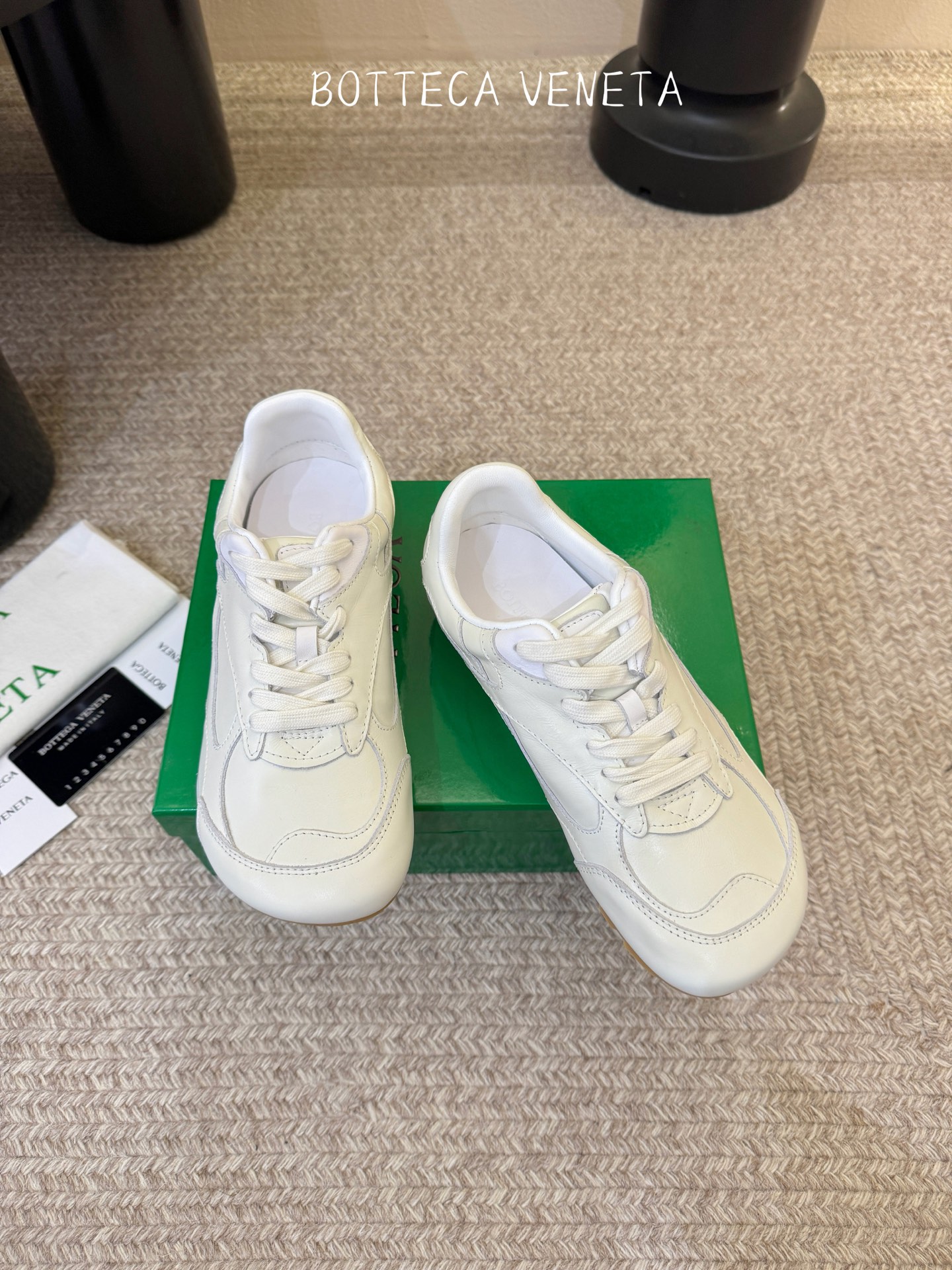 Bottega Veneta火爆新款运动鞋休闲鞋徳训鞋 BV 90年代复古风格为灵感，鞋面选用反绒皮面料