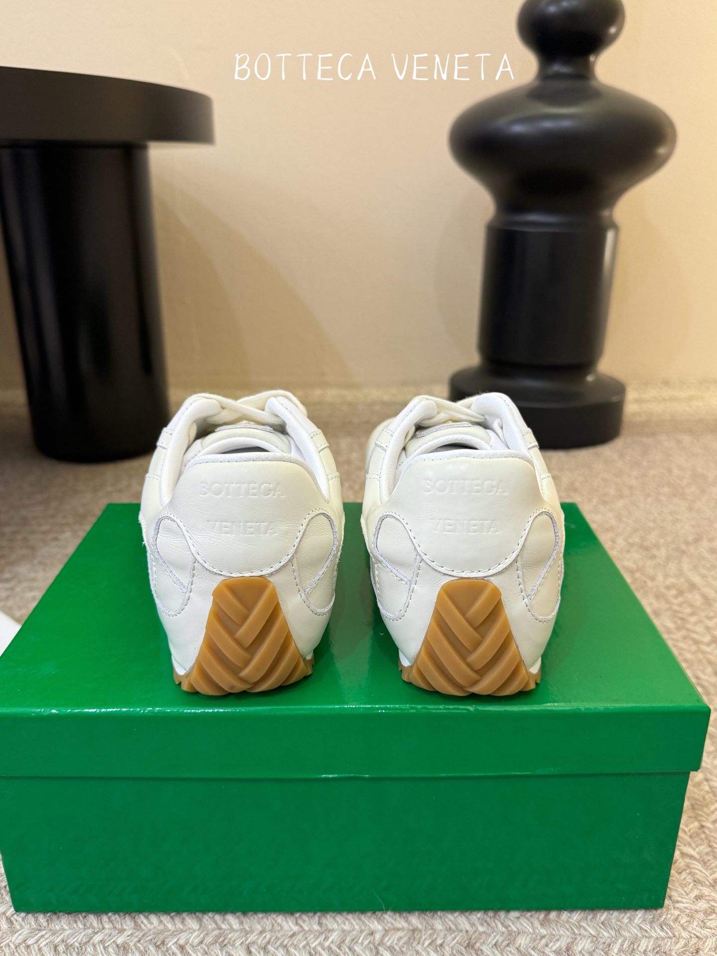 Bottega Veneta火爆新款运动鞋休闲鞋徳训鞋 BV 90年代复古风格为灵感，鞋面选用反绒皮面料