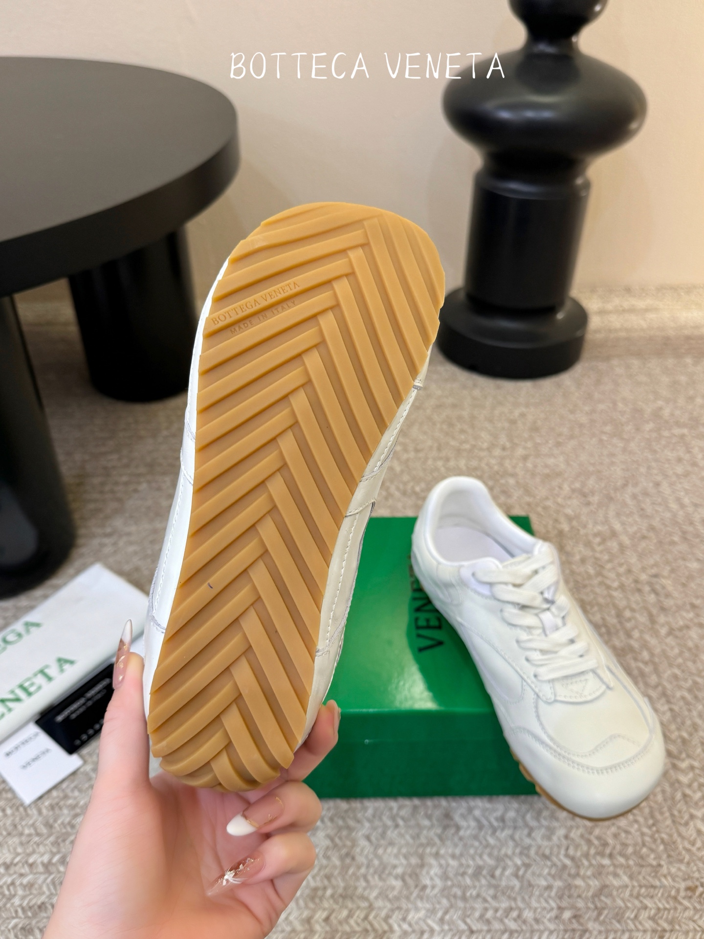 Bottega Veneta火爆新款运动鞋休闲鞋徳训鞋 BV 90年代复古风格为灵感，鞋面选用反绒皮面料