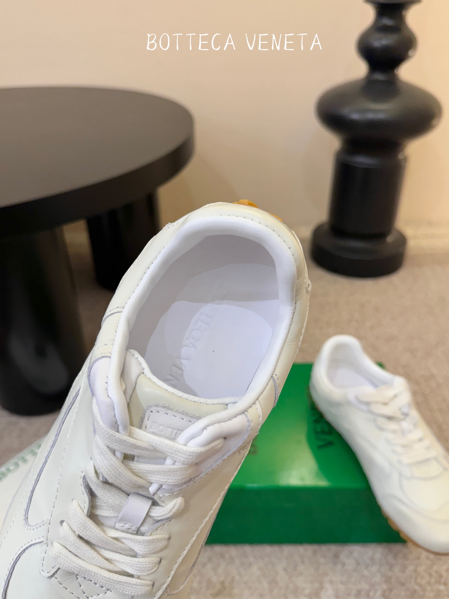 Bottega Veneta火爆新款运动鞋休闲鞋徳训鞋 BV 90年代复古风格为灵感，鞋面选用反绒皮面料